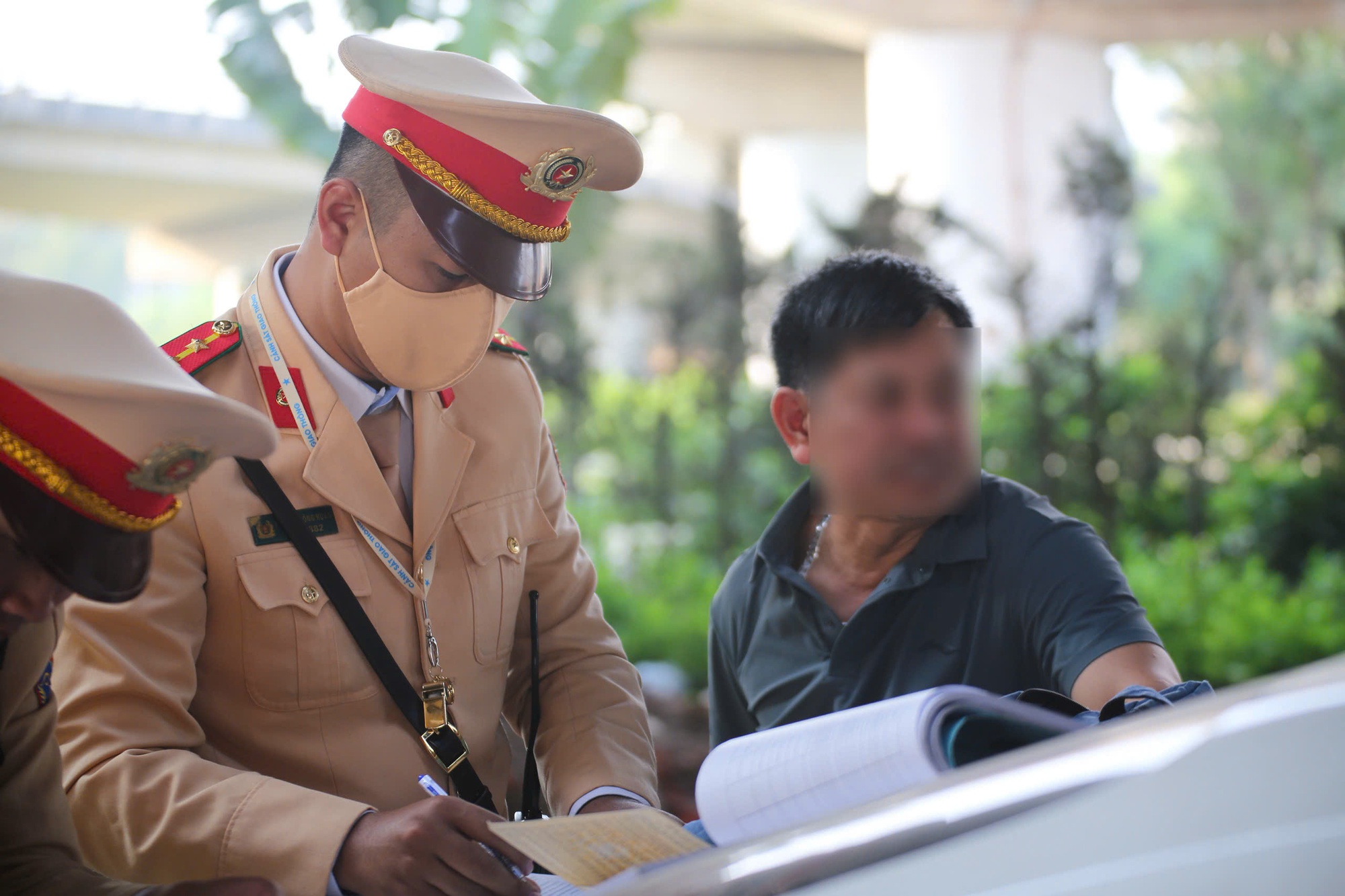 H&agrave; Nội: CSGT d&ugrave;ng flycam theo d&otilde;i t&igrave;nh h&igrave;nh giao th&ocirc;ng, tăng cường kiểm so&aacute;t vận tải h&agrave;nh kh&aacute;ch - Ảnh 8.