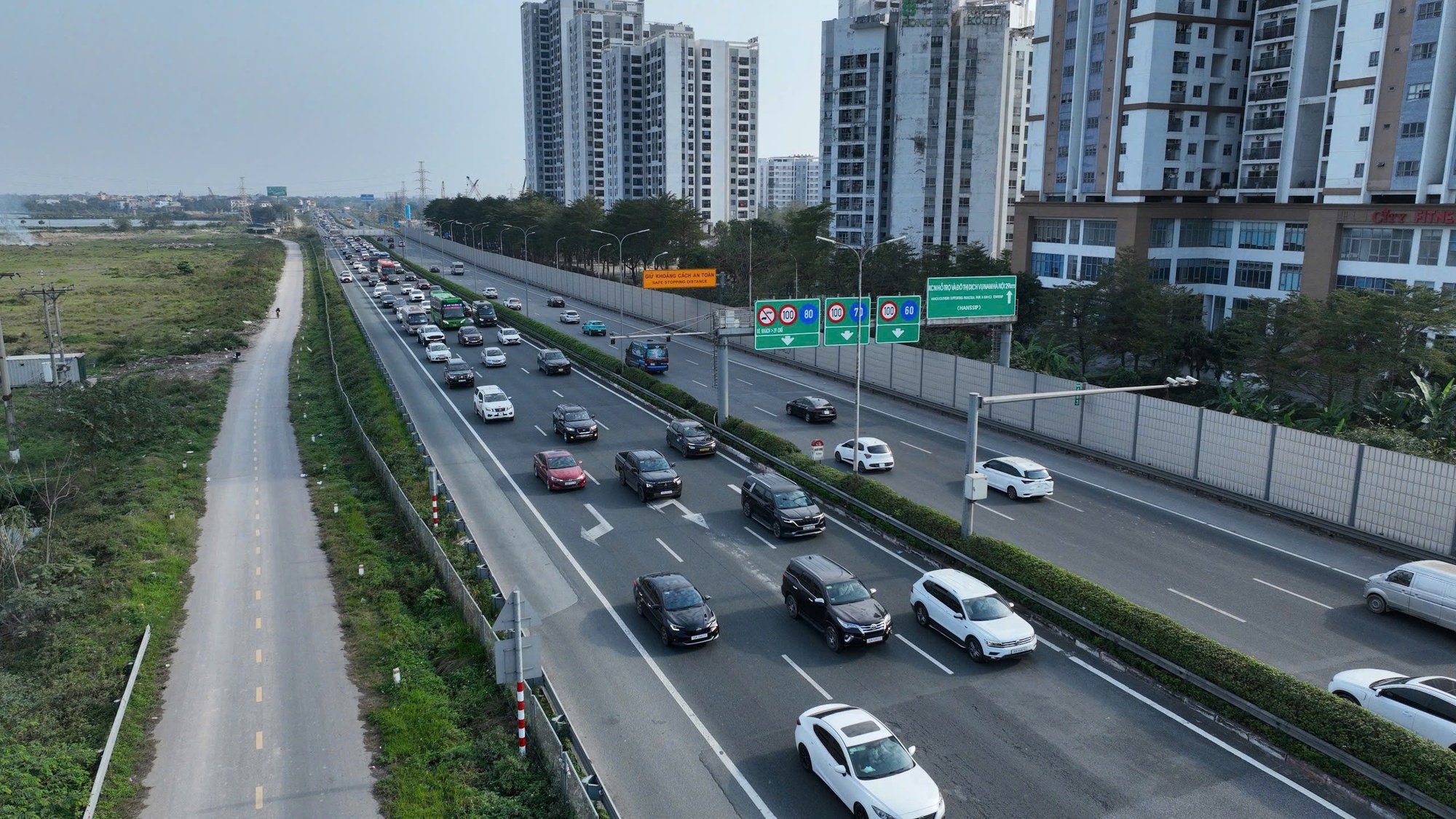 H&agrave; Nội: CSGT d&ugrave;ng flycam theo d&otilde;i t&igrave;nh h&igrave;nh giao th&ocirc;ng, tăng cường kiểm so&aacute;t vận tải h&agrave;nh kh&aacute;ch - Ảnh 1.