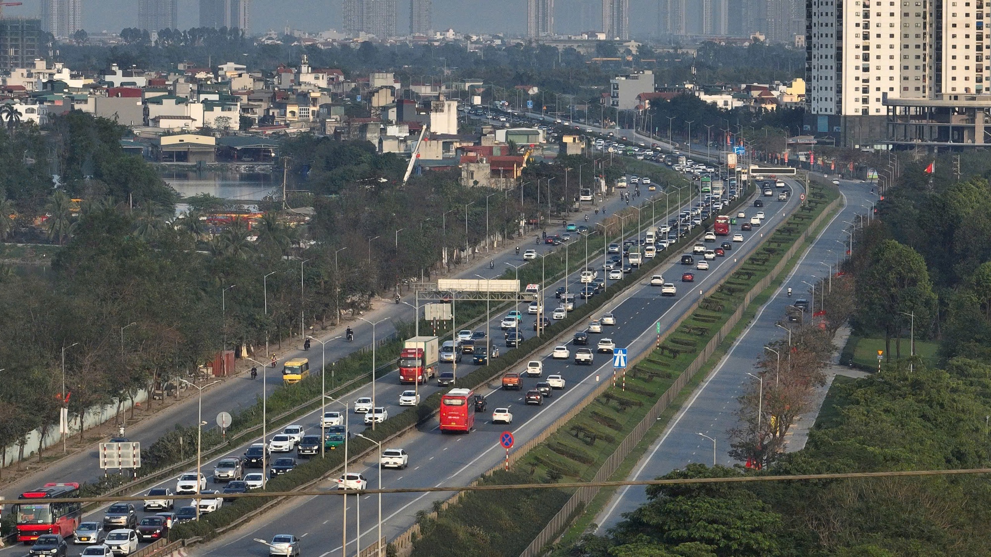 H&agrave; Nội: CSGT d&ugrave;ng flycam theo d&otilde;i t&igrave;nh h&igrave;nh giao th&ocirc;ng, tăng cường kiểm so&aacute;t vận tải h&agrave;nh kh&aacute;ch - Ảnh 4.