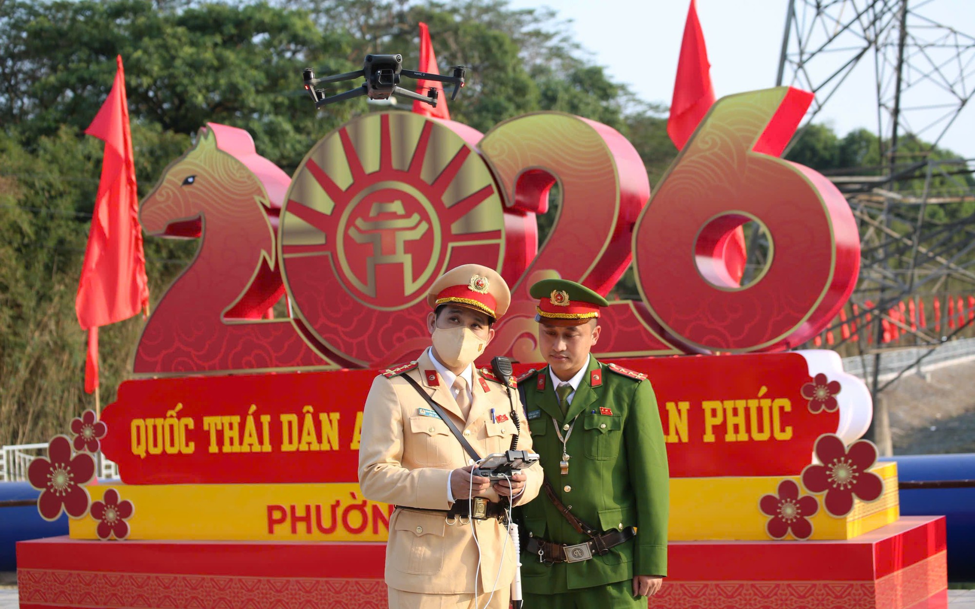 CSGT H&agrave; Nội d&ugrave;ng flycam theo d&otilde;i t&igrave;nh h&igrave;nh giao th&ocirc;ng, tăng cường kiểm so&aacute;t vận tải h&agrave;nh kh&aacute;ch - Ảnh 1.