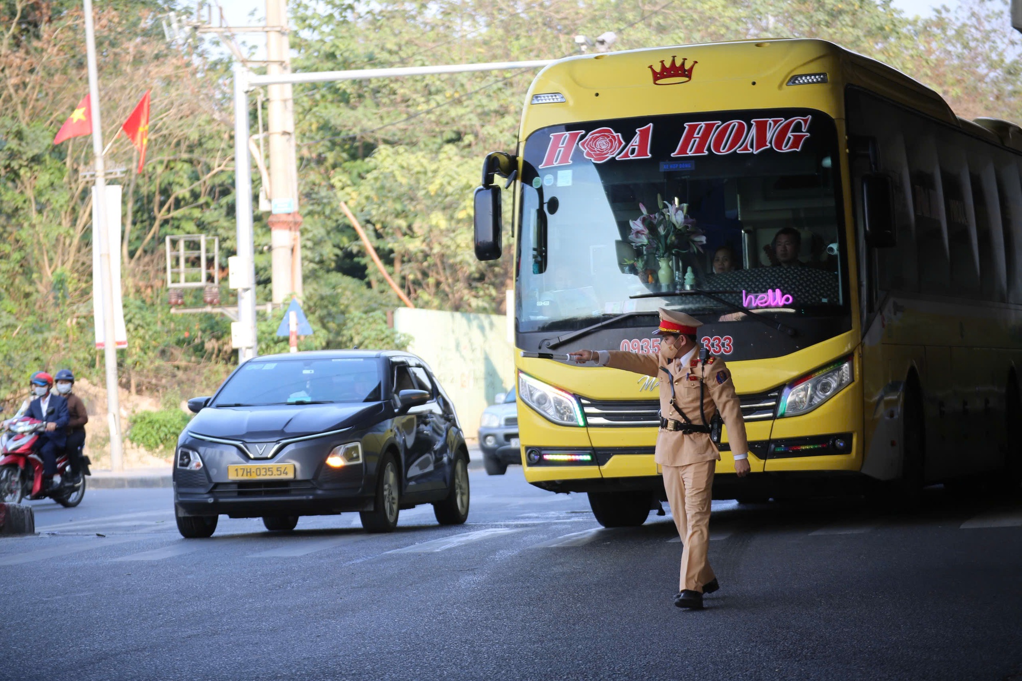 H&agrave; Nội: CSGT d&ugrave;ng flycam theo d&otilde;i t&igrave;nh h&igrave;nh giao th&ocirc;ng, tăng cường kiểm so&aacute;t vận tải h&agrave;nh kh&aacute;ch - Ảnh 7.