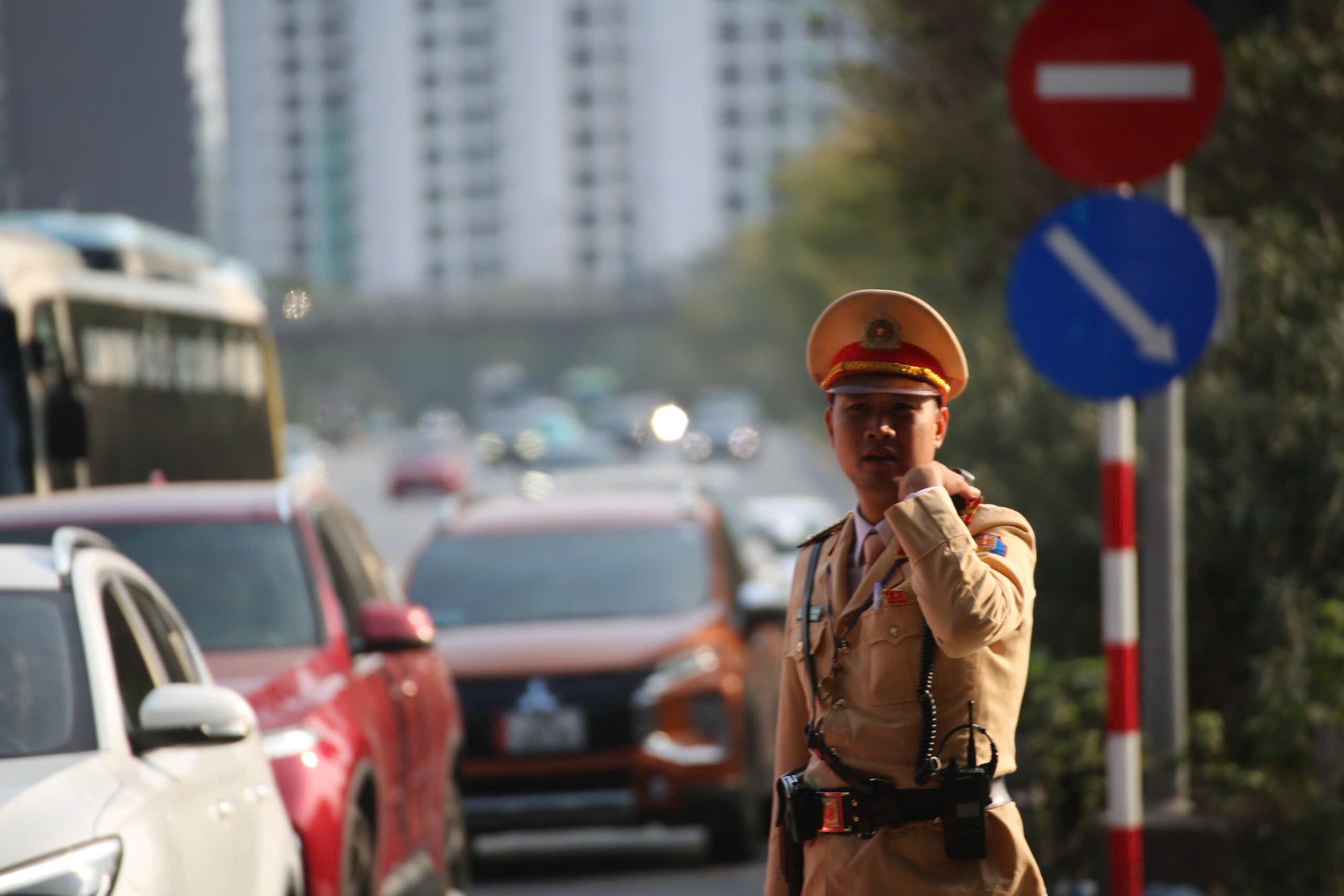 H&agrave; Nội: CSGT d&ugrave;ng flycam theo d&otilde;i t&igrave;nh h&igrave;nh giao th&ocirc;ng, tăng cường kiểm so&aacute;t vận tải h&agrave;nh kh&aacute;ch - Ảnh 2.