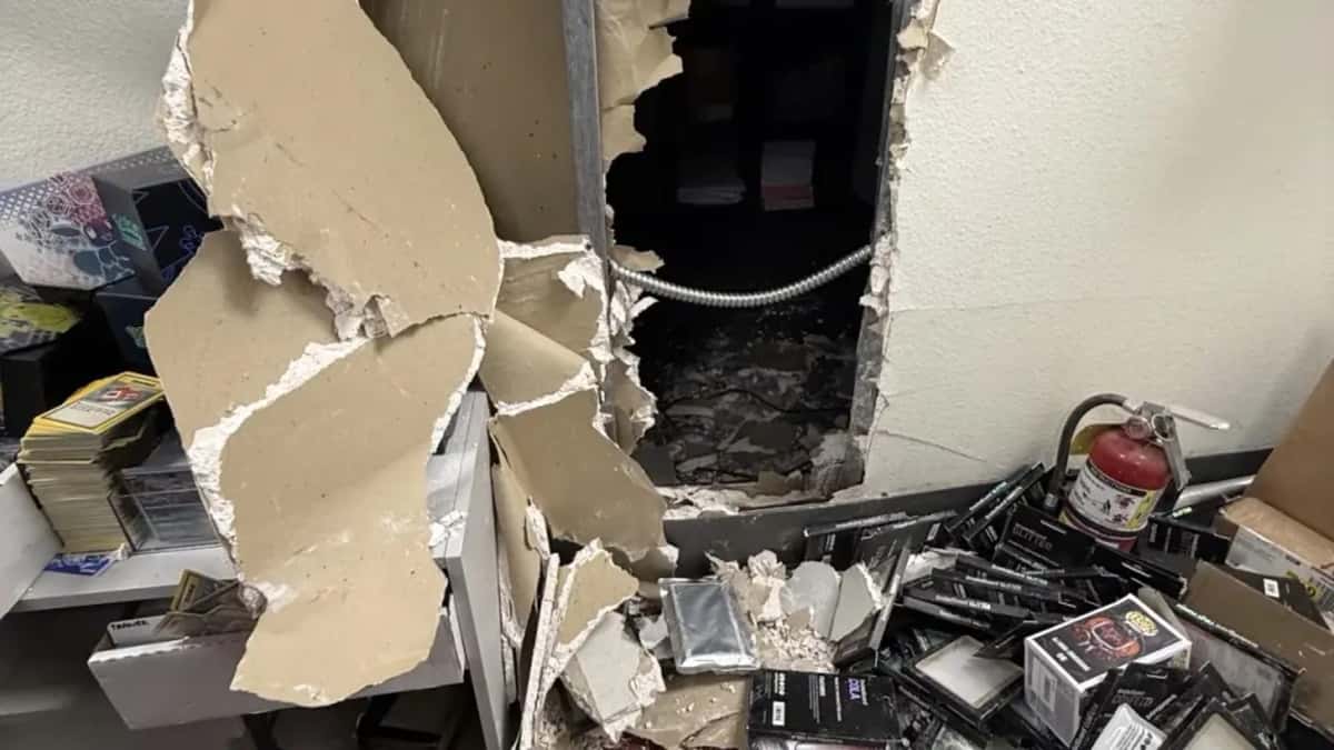 Vụ trộm c&oacute; 1-0-2: Đục tường để ăn trộm 500 thẻ Pokemon trị gi&aacute; 4,7 tỷ đồng- Ảnh 1.