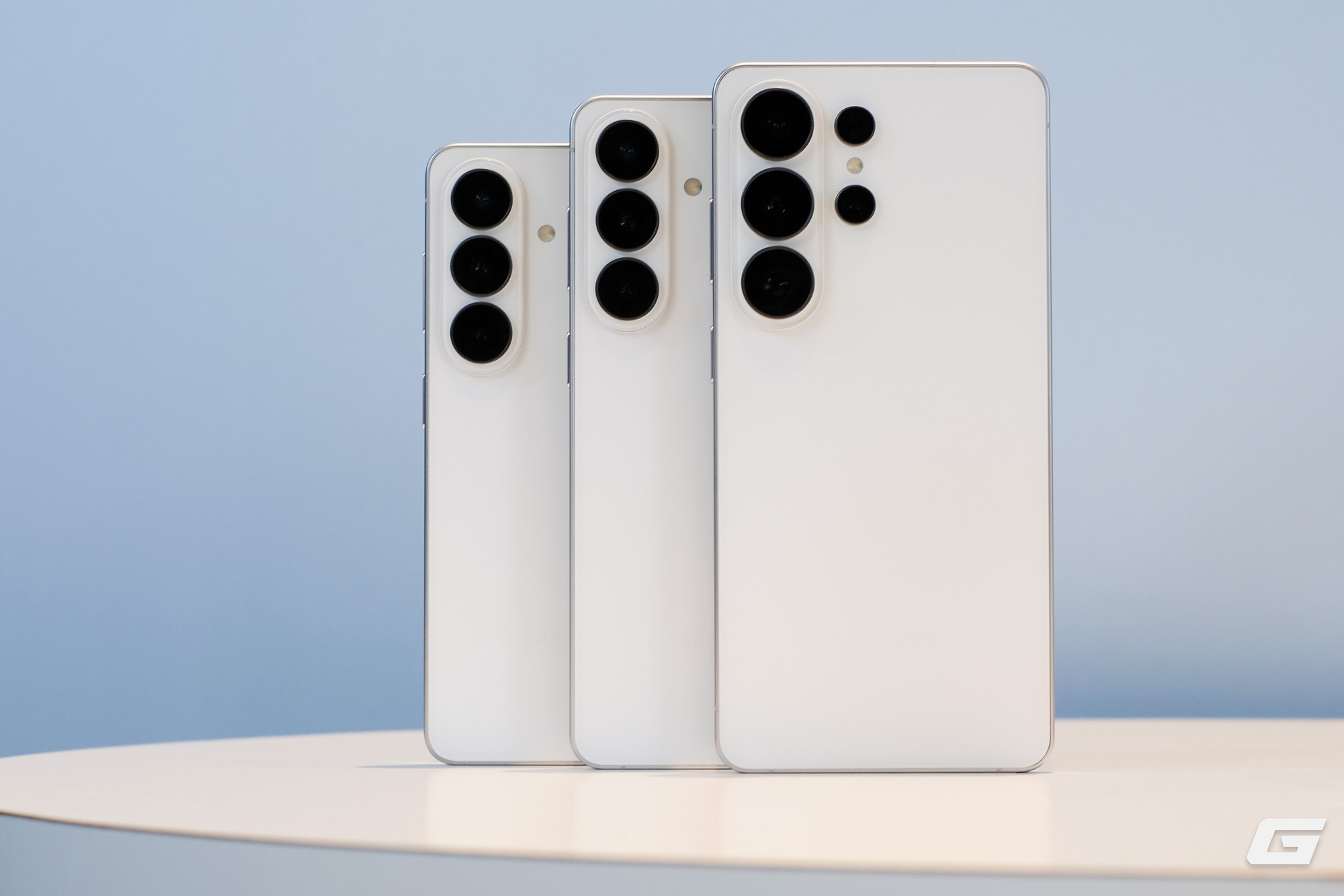 Trên tay Galaxy S26 và Galaxy S26+: Không gây "wow", nhưng lại là nước cờ an toàn của Samsung- Ảnh 2. Trên tay Galaxy S26 và Galaxy S26+: Không gây "wow", nhưng lại là nước cờ an toàn của Samsung - Ảnh 2.