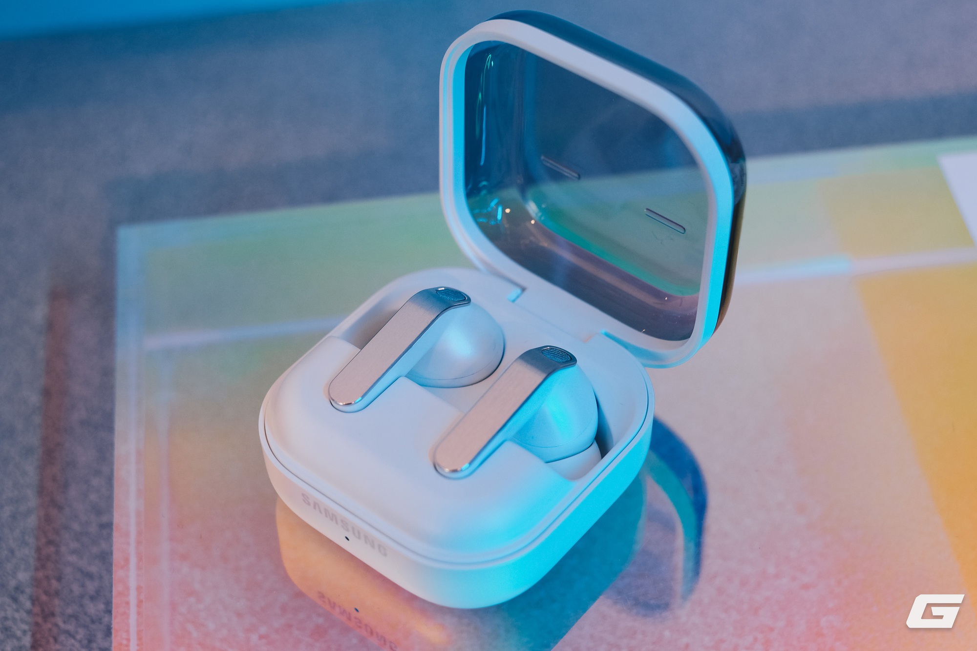 Tr&ecirc;n tay Galaxy Buds4 series: Khi Samsung bỏ chi tiết g&acirc;y tranh c&atilde;i để "all-in" v&agrave;o chất &acirc;m- Ảnh 1.