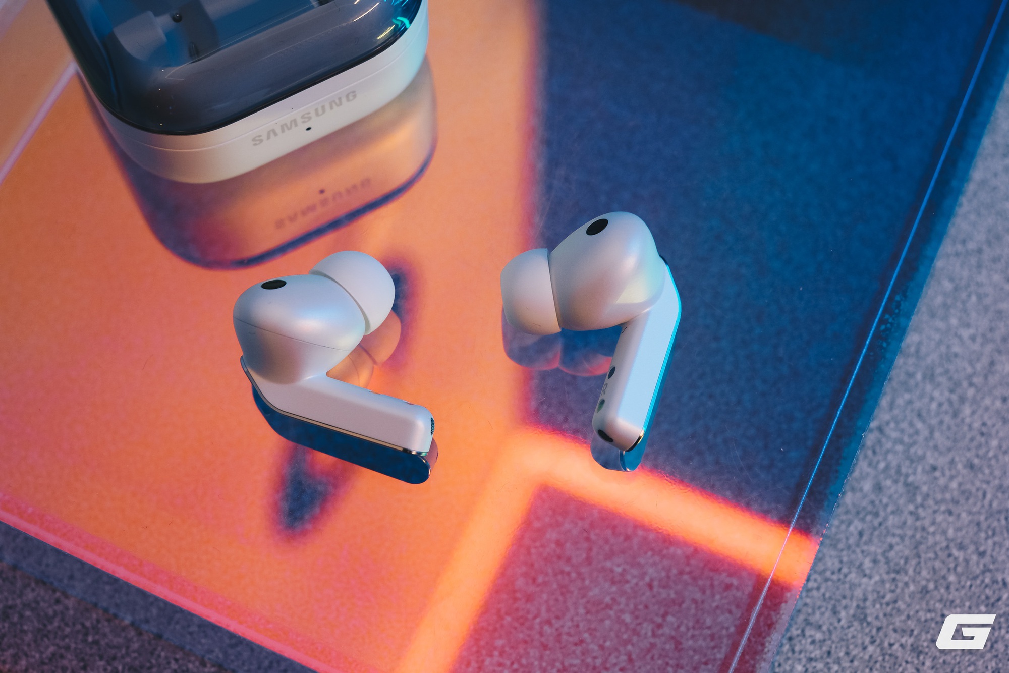 Tr&ecirc;n tay Galaxy Buds4 series: Khi Samsung bỏ chi tiết g&acirc;y tranh c&atilde;i để "all-in" v&agrave;o chất &acirc;m- Ảnh 6.