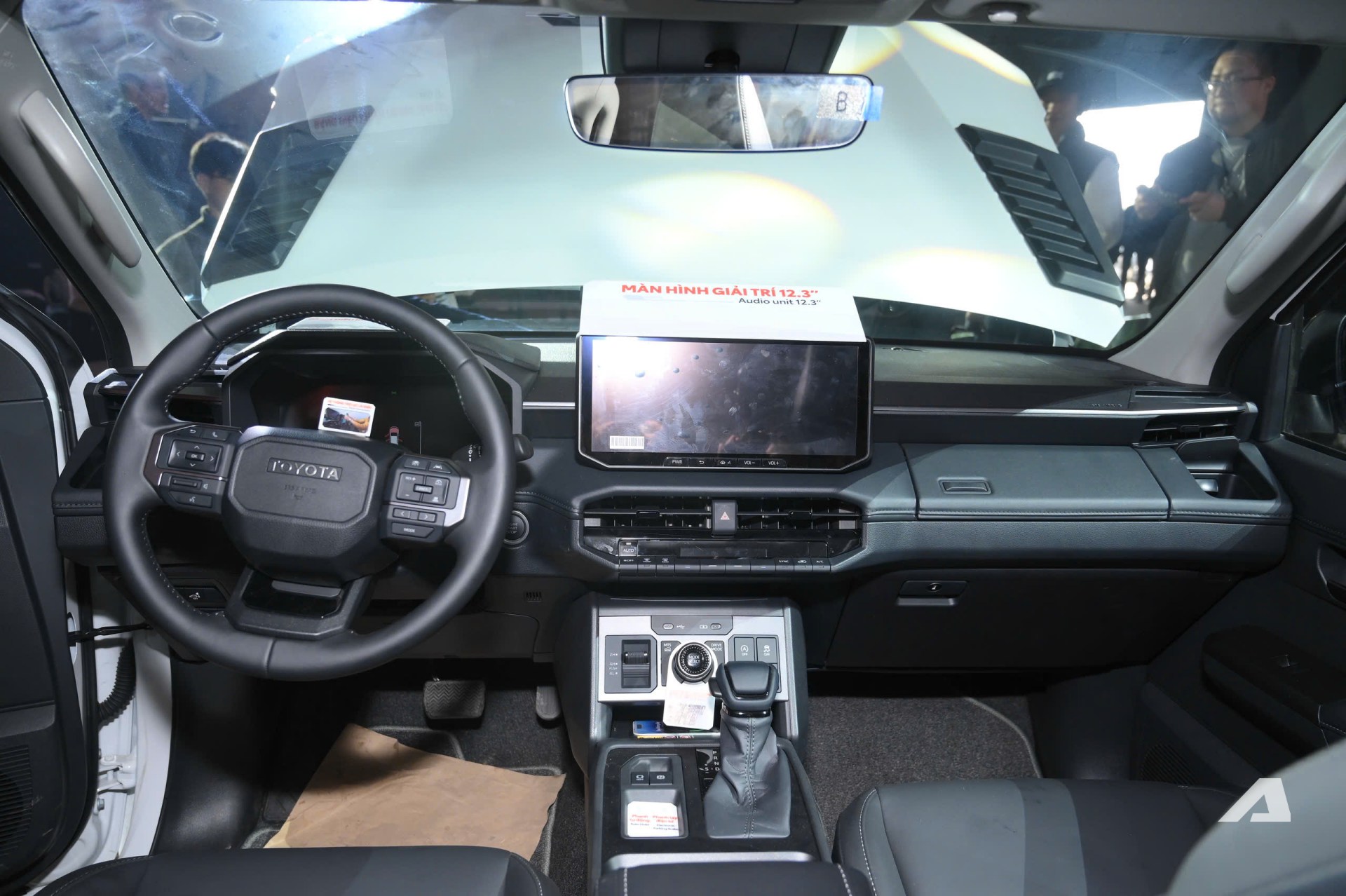 Mổ xẻ Hilux 2026: Toyota đang chiều kh&aacute;ch Việt hay thoả hiệp?- Ảnh 2.