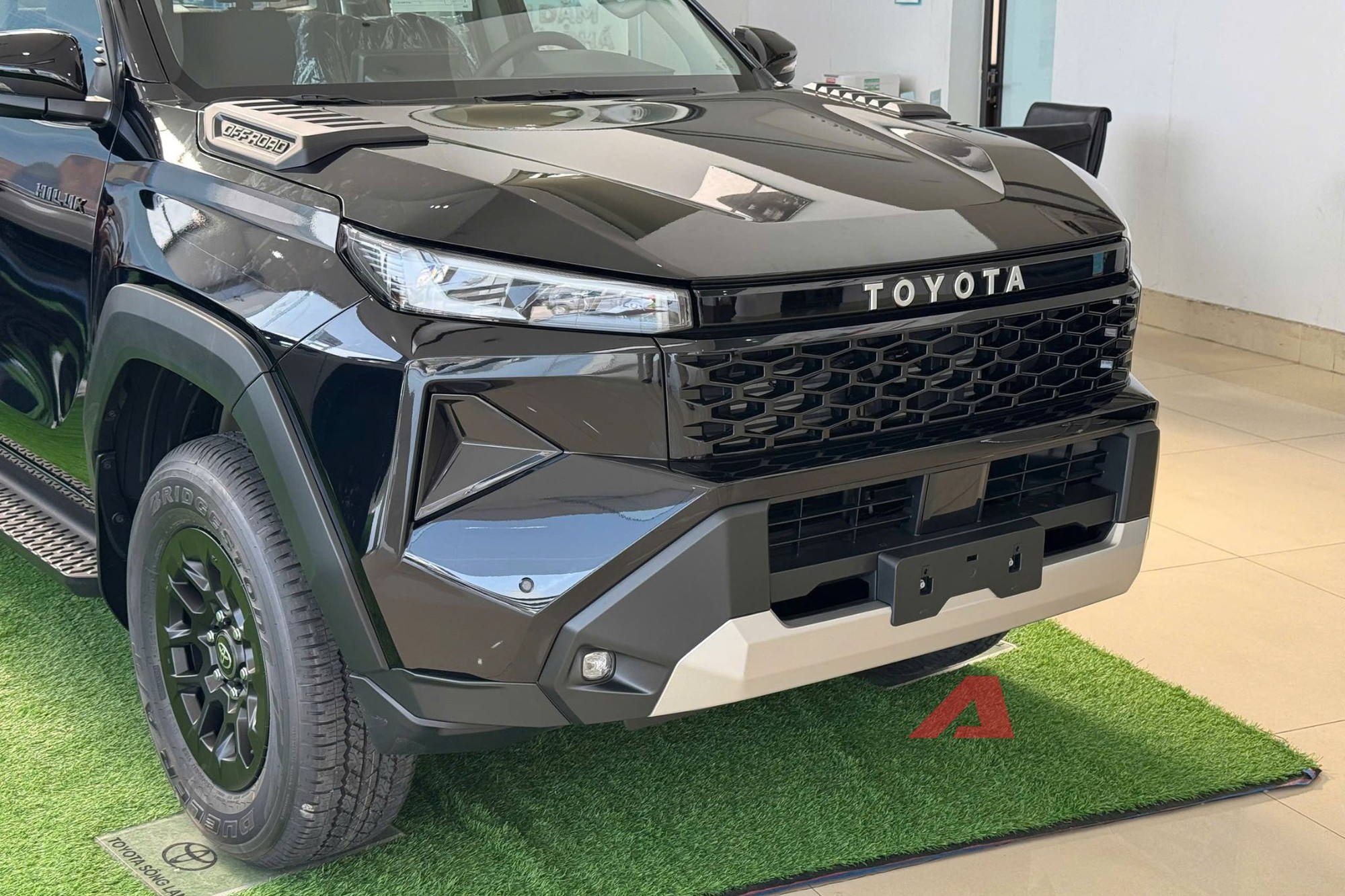 Mổ xẻ Hilux 2026: Toyota đang chiều kh&aacute;ch Việt hay thoả hiệp?- Ảnh 9.
