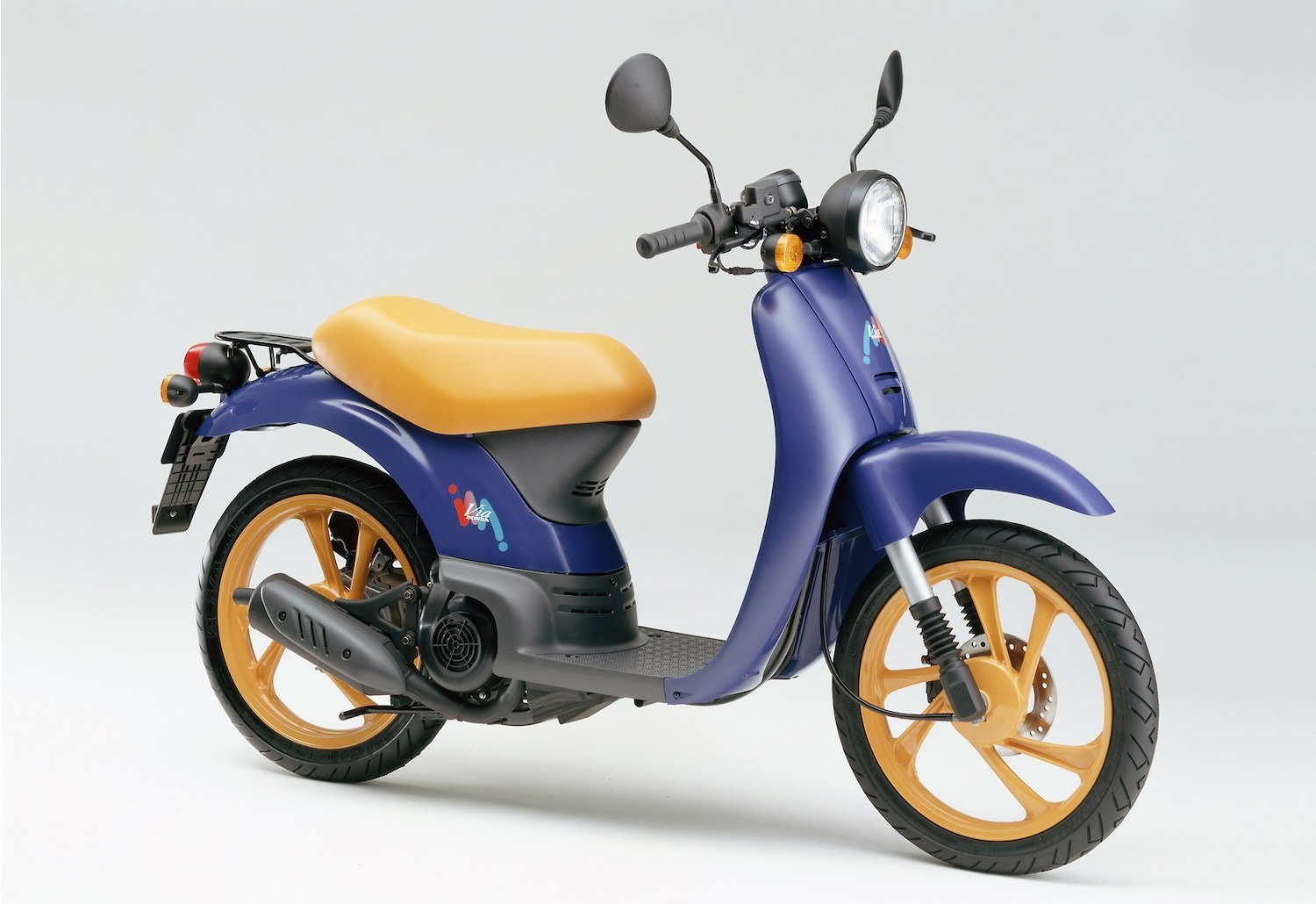 Honda Via và câu chuyện về mẫu xe tay ga mang dòng máu Ý với thiết kế viễn tưởng từng bị lãng quên - Ảnh 4.
