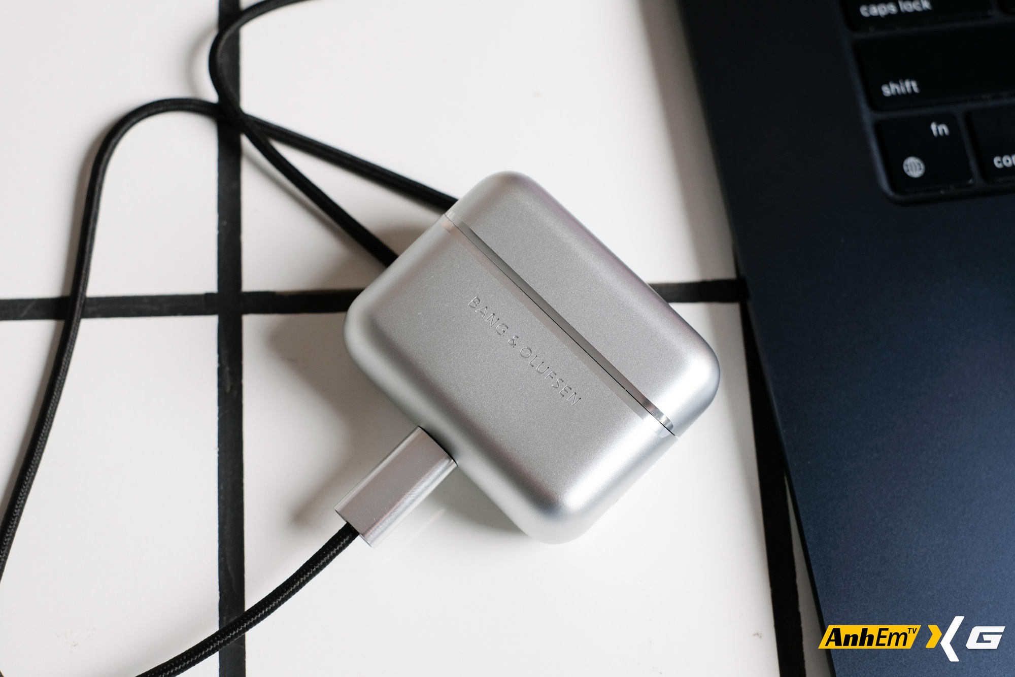 "Tr&ecirc;n tai" mẫu tai nghe TWS gi&aacute;... 47 triệu đồng đắt bậc nhất tại Việt Nam: Liệu c&oacute; g&igrave; hay ho? - Ảnh 12.