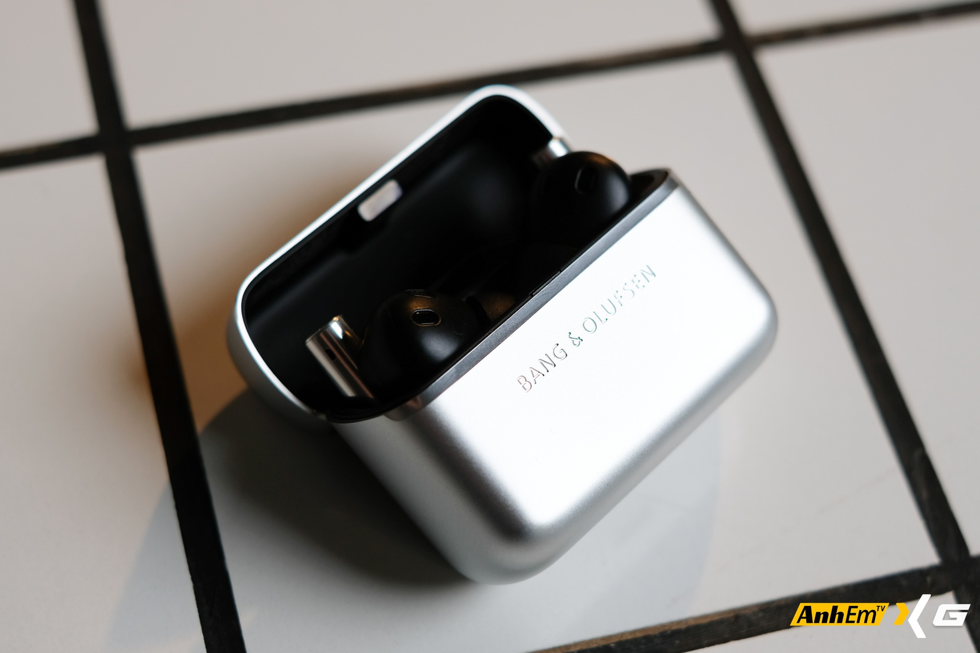 "Tr&ecirc;n tai" mẫu tai nghe TWS gi&aacute;... 47 triệu đồng đắt bậc nhất tại Việt Nam: Liệu c&oacute; g&igrave; hay ho? - Ảnh 5.