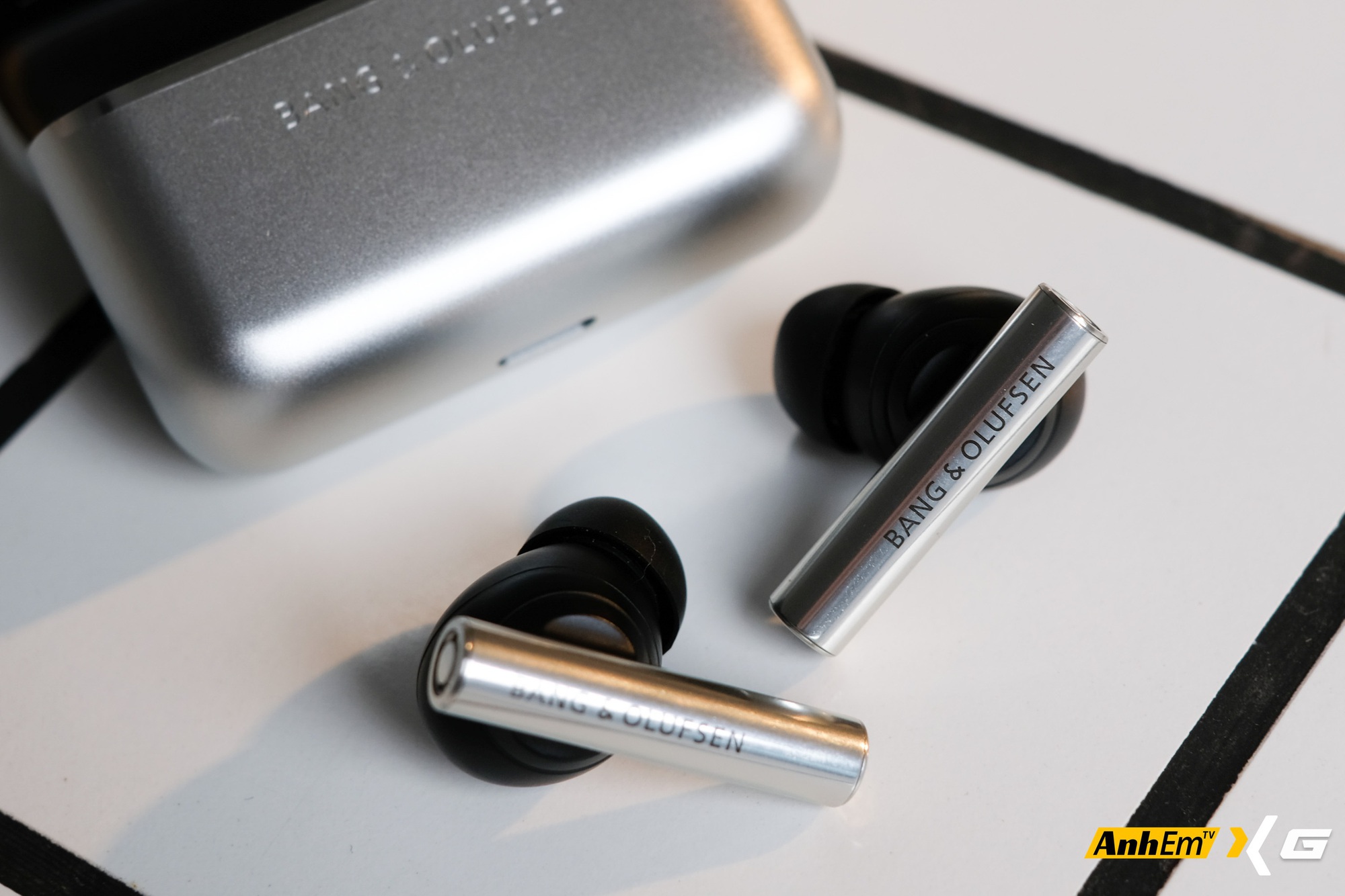 "Tr&ecirc;n tai" mẫu tai nghe TWS gi&aacute;... 47 triệu đồng đắt bậc nhất tại Việt Nam: Liệu c&oacute; g&igrave; hay ho? - Ảnh 9.