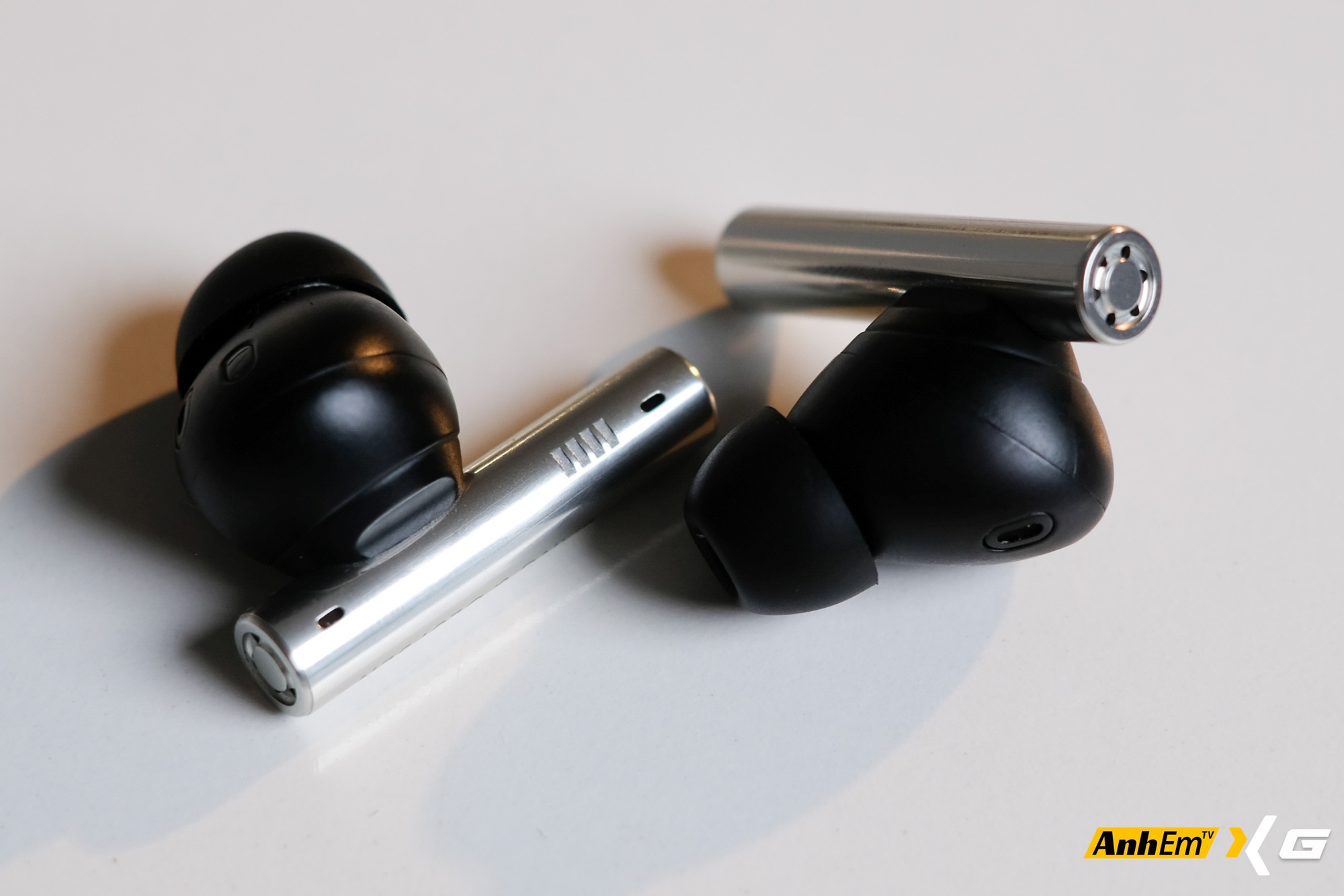"Tr&ecirc;n tai" mẫu tai nghe TWS gi&aacute;... 47 triệu đồng đắt bậc nhất tại Việt Nam: Liệu c&oacute; g&igrave; hay ho? - Ảnh 8.
