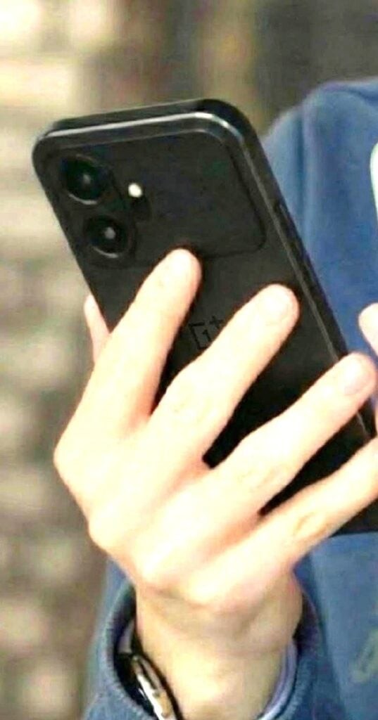 Lộ ảnh thực tế OnePlus 15T: Flagship nhỏ gọn nhưng pin gần 7.000mAh, m&agrave;n 165Hz cực mượt? - Ảnh 1.