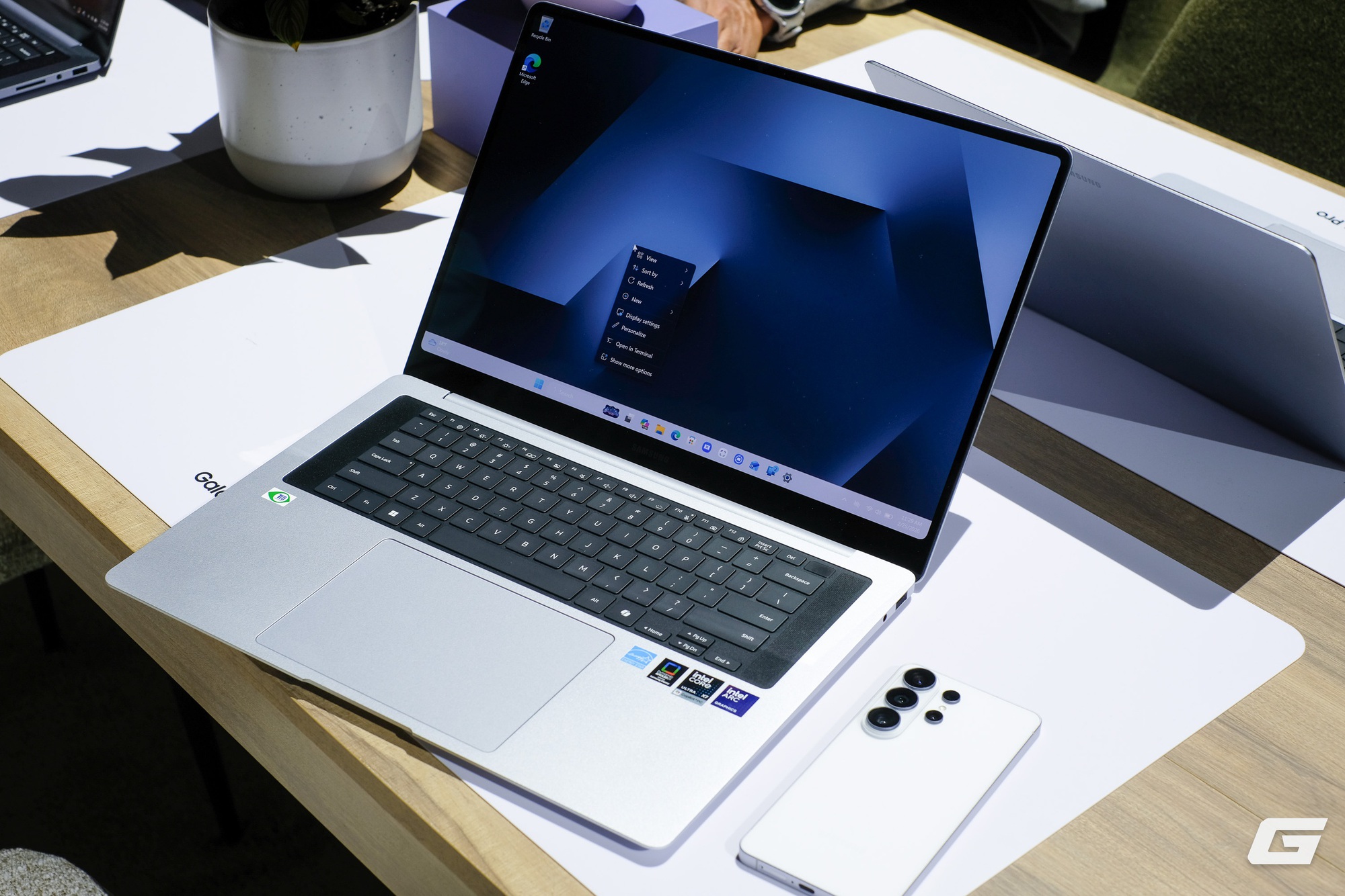 Tr&ecirc;n tay nhanh Galaxy Book6 Pro v&agrave; Galaxy Book6 Ultra: Laptop AI mới của Samsung, chip Intel Panther Lake, thiết kế nhiều điểm giống MacBook - Ảnh 1.