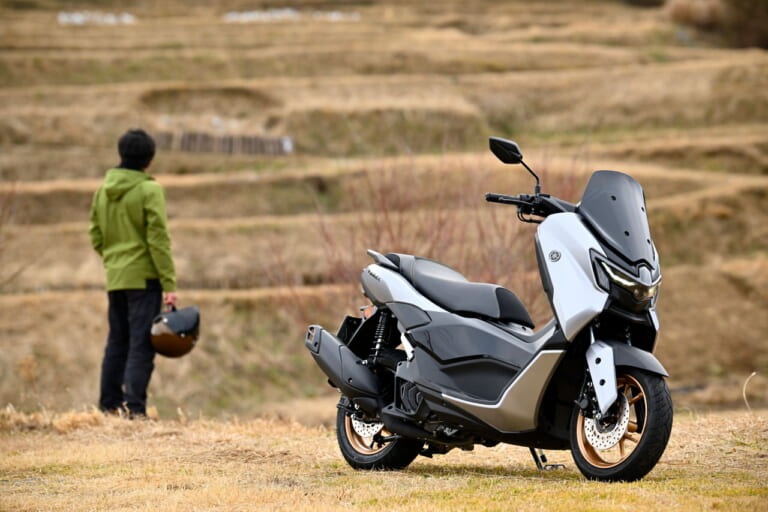 Yamaha NMAX155 2026 gây chú ý với CVT điện tử YECVT, xe ga 155cc bất ngờ lột xác thành xe touring đầy thú vị - Ảnh 1.