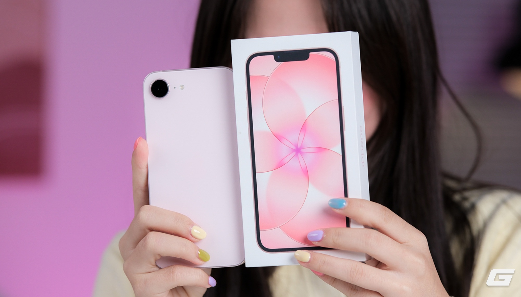 Cận cảnh iPhone 17e m&agrave;u hồng mới: Hồng m&agrave; nhạt như trắng, hợp với nữ nhưng nam d&ugrave;ng cũng chẳng sao - Ảnh 1.