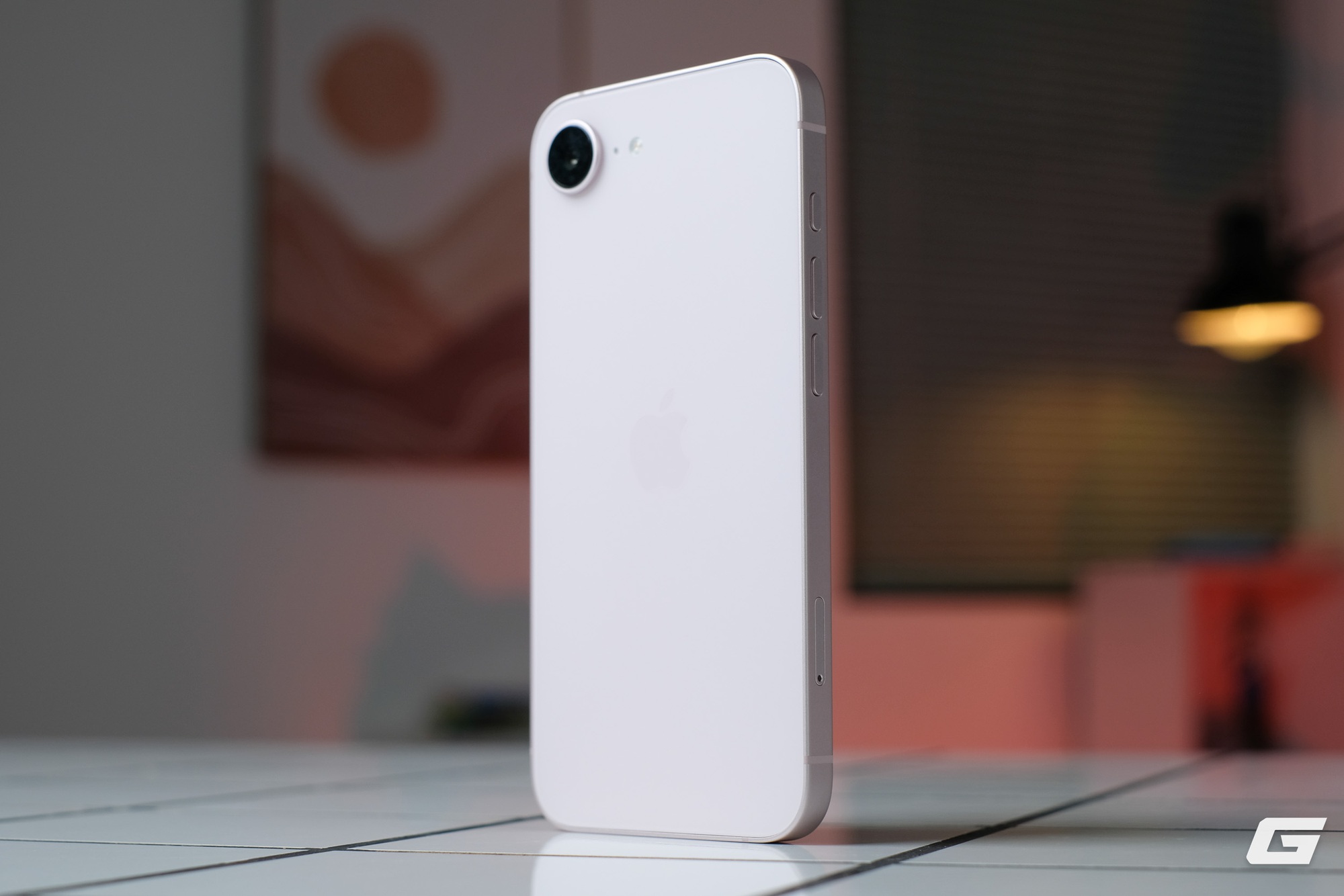 Cận cảnh iPhone 17e m&agrave;u hồng mới: Hồng m&agrave; nhạt như trắng, hợp với nữ nhưng nam d&ugrave;ng cũng chẳng sao - Ảnh 10.