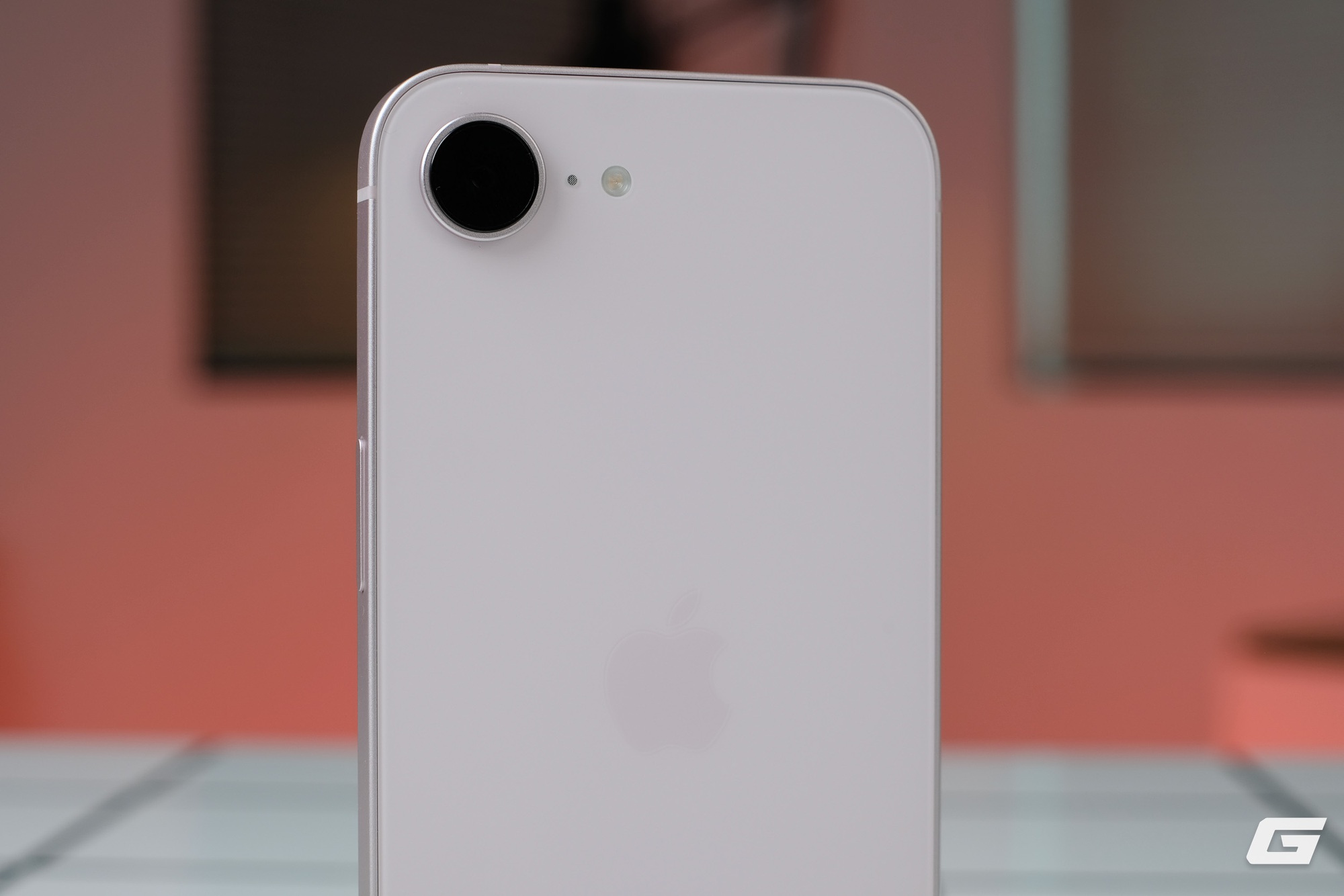 Cận cảnh iPhone 17e m&agrave;u hồng mới: Hồng m&agrave; nhạt như trắng, hợp với nữ nhưng nam d&ugrave;ng cũng chẳng sao - Ảnh 2.