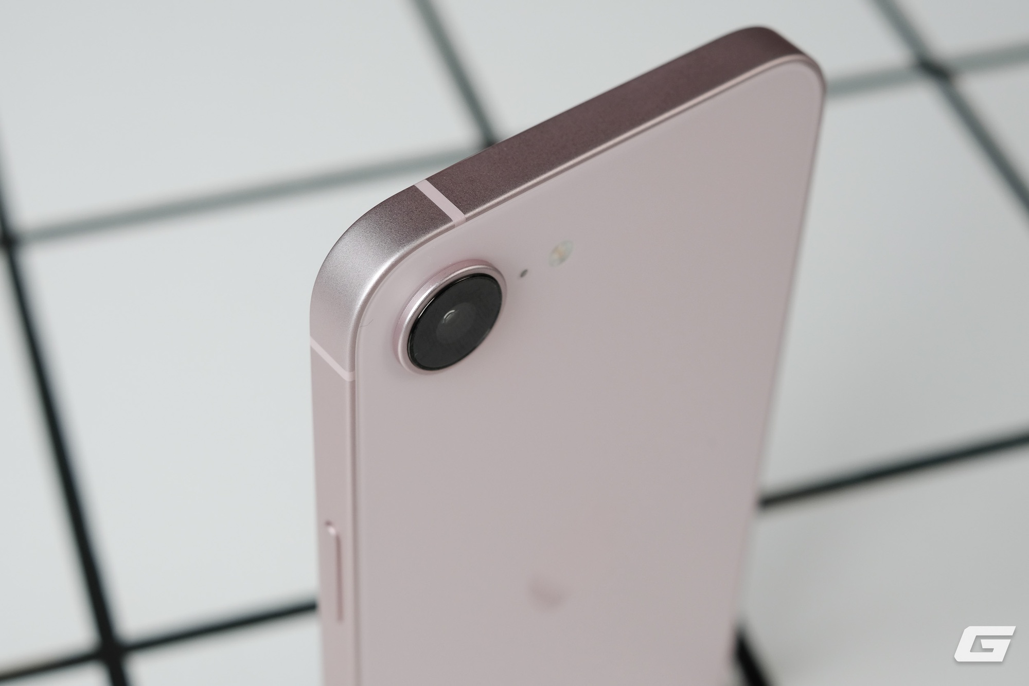 Cận cảnh iPhone 17e m&agrave;u hồng mới: Hồng m&agrave; nhạt như trắng, hợp với nữ nhưng nam d&ugrave;ng cũng chẳng sao - Ảnh 4.