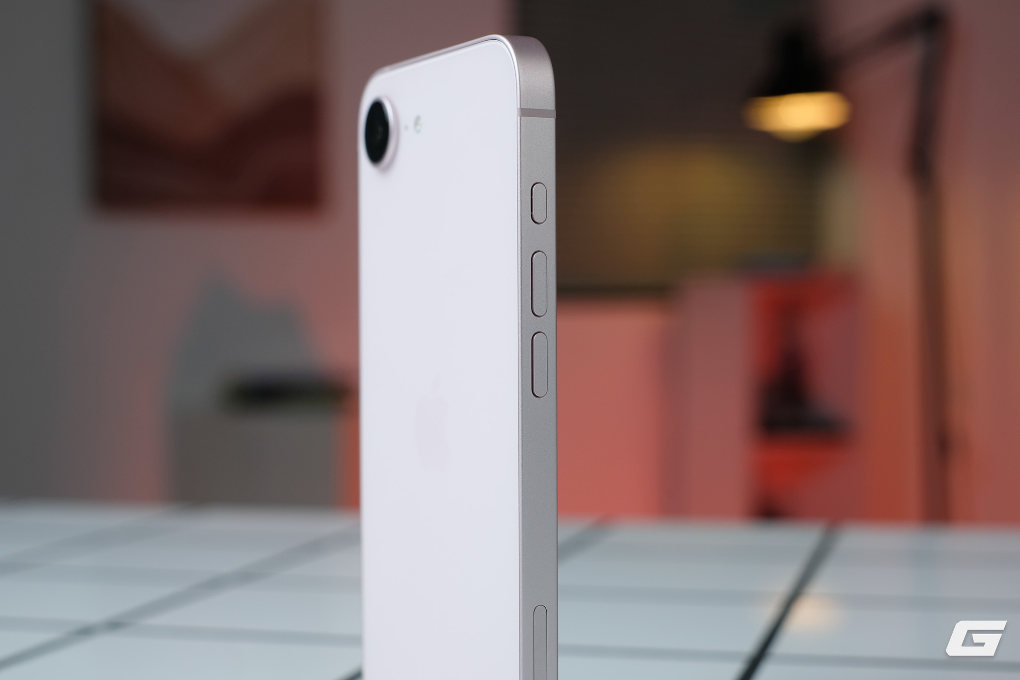 Cận cảnh iPhone 17e m&agrave;u hồng mới: Hồng m&agrave; nhạt như trắng, hợp với nữ nhưng nam d&ugrave;ng cũng chẳng sao - Ảnh 6.