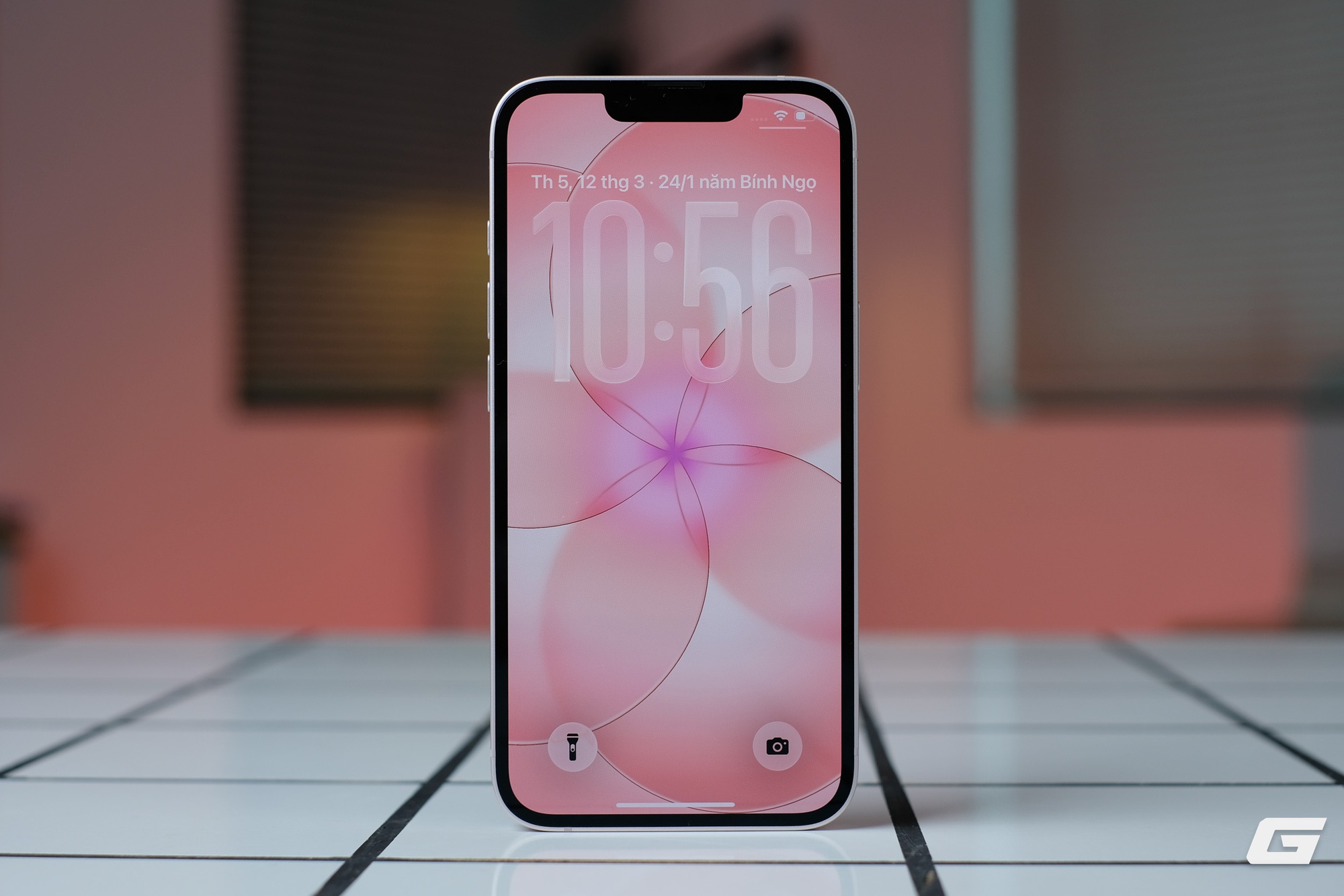 Cận cảnh iPhone 17e m&agrave;u hồng mới: Hồng m&agrave; nhạt như trắng, hợp với nữ nhưng nam d&ugrave;ng cũng chẳng sao - Ảnh 7.