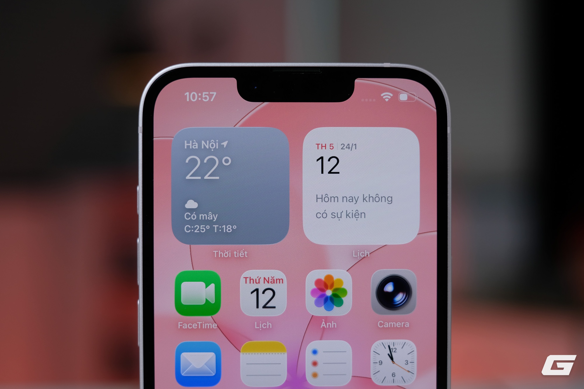 Cận cảnh iPhone 17e m&agrave;u hồng mới: Hồng m&agrave; nhạt như trắng, hợp với nữ nhưng nam d&ugrave;ng cũng chẳng sao - Ảnh 8.