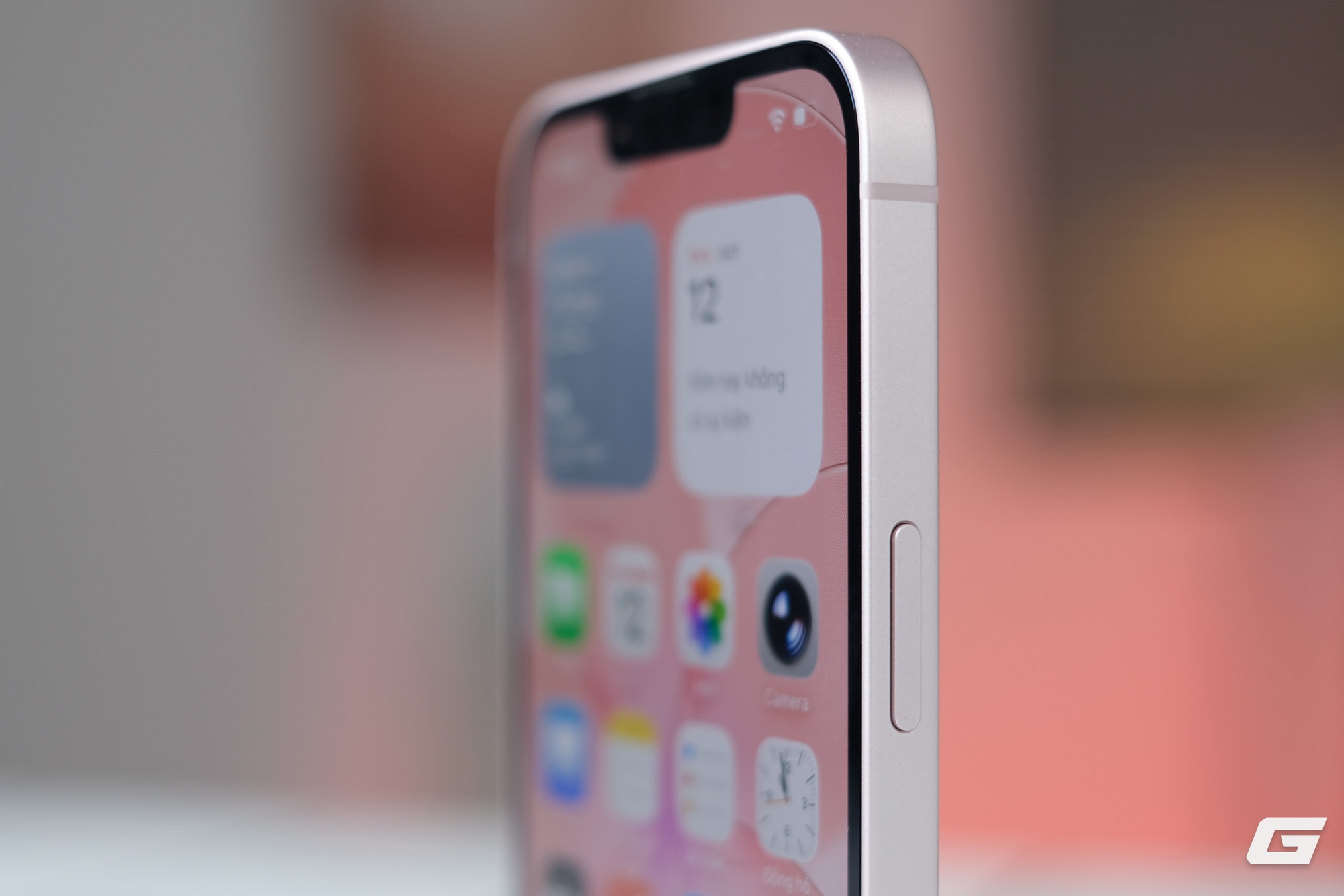 Cận cảnh iPhone 17e m&agrave;u hồng mới: Hồng m&agrave; nhạt như trắng, hợp với nữ nhưng nam d&ugrave;ng cũng chẳng sao - Ảnh 3.