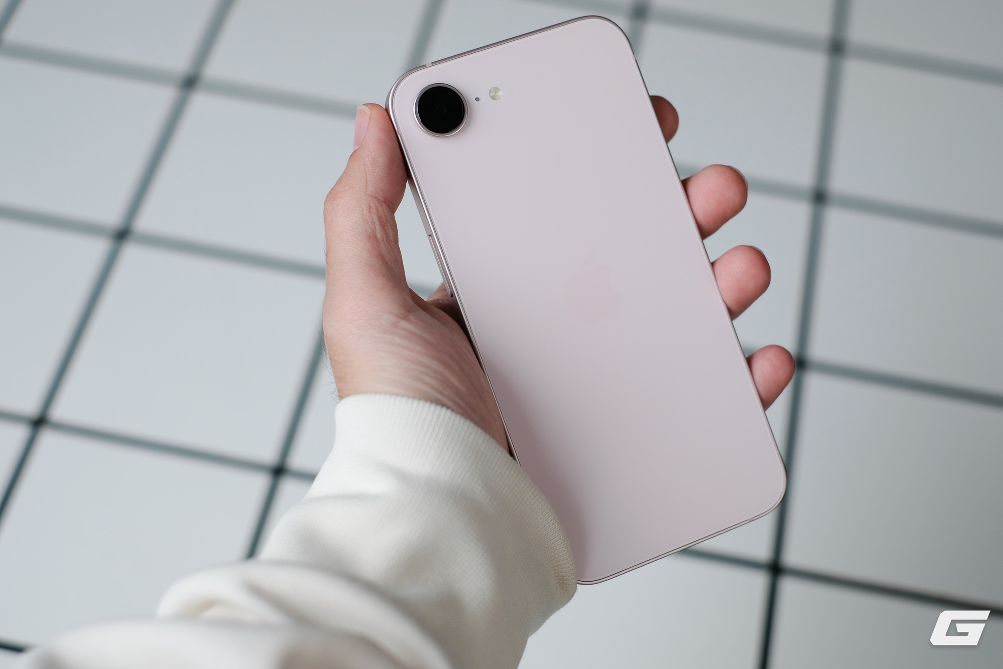 Cận cảnh iPhone 17e m&agrave;u hồng mới: Hồng m&agrave; nhạt như trắng, hợp với nữ nhưng nam d&ugrave;ng cũng chẳng sao - Ảnh 12.