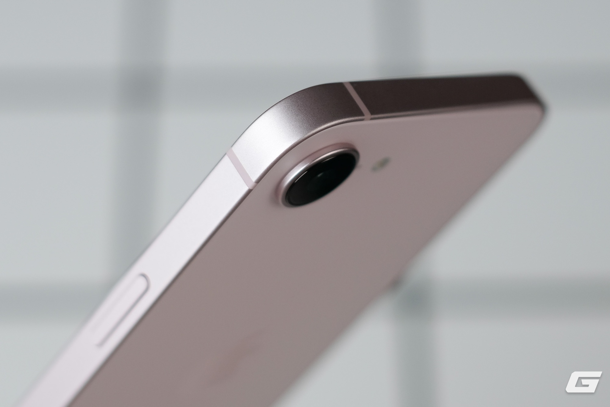 Cận cảnh iPhone 17e m&agrave;u hồng mới: Hồng m&agrave; nhạt như trắng, hợp với nữ nhưng nam d&ugrave;ng cũng chẳng sao - Ảnh 5.