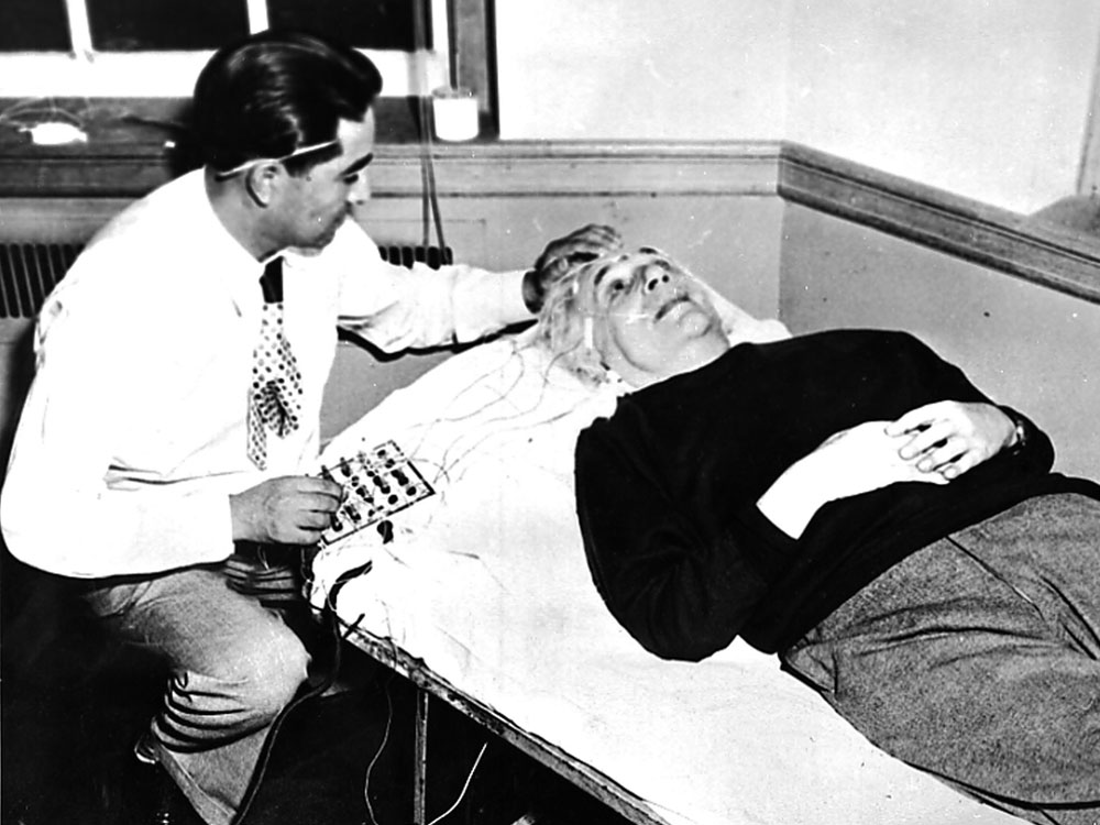 Albert Einstein trước khi qua đời đã đưa ra một lời cảnh báo đáng sợ: Thời gian thực ra không hề tồn tại, và toàn bộ nhân loại chỉ đang rơi về phía tương lai. - Ảnh 1.