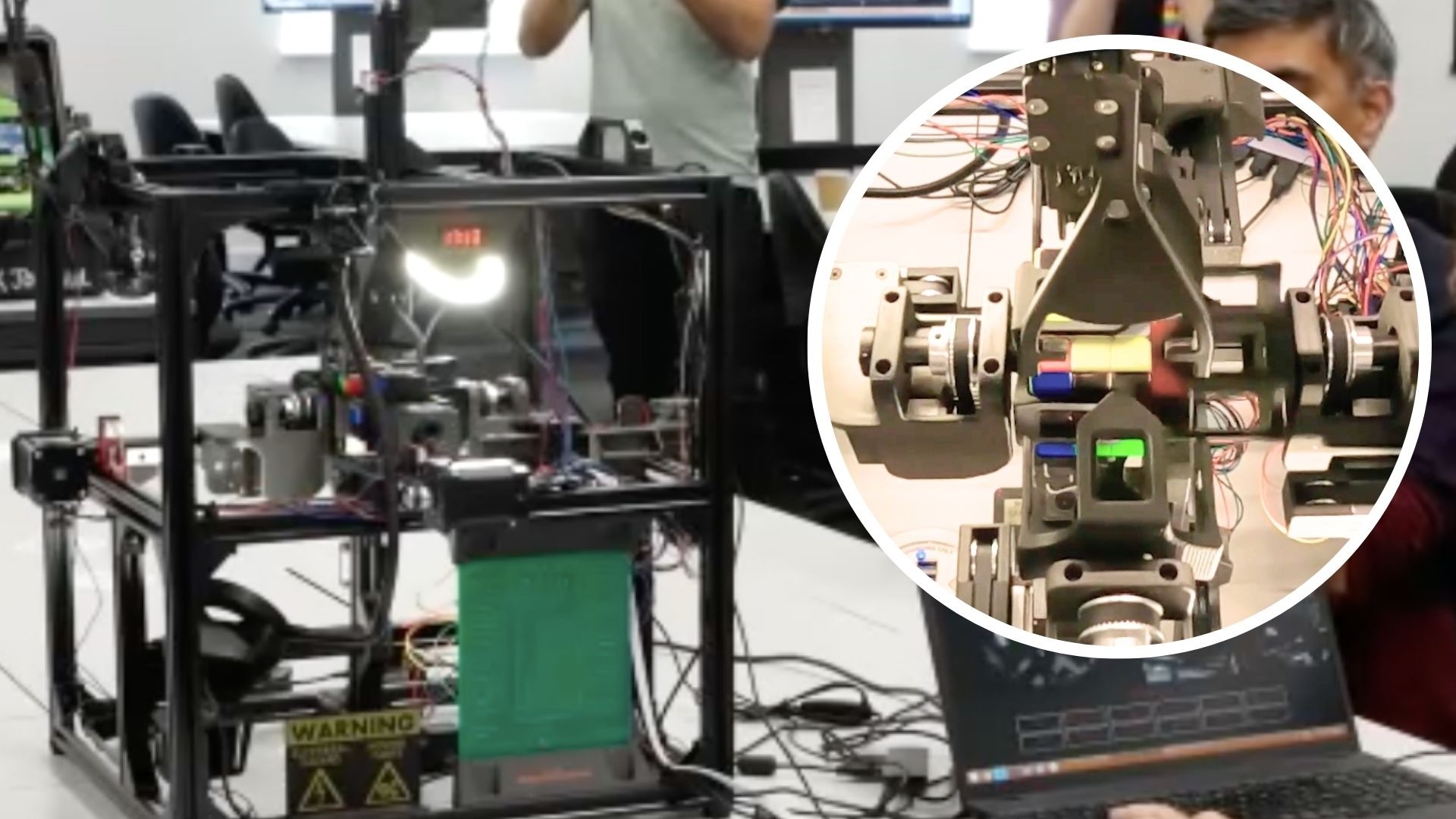 Hai anh em người Anh chế tạo robot giải khối rubik 4x4 lập kỷ lục thế giới mới sau hơn mười năm chờ đợi - Ảnh 1.