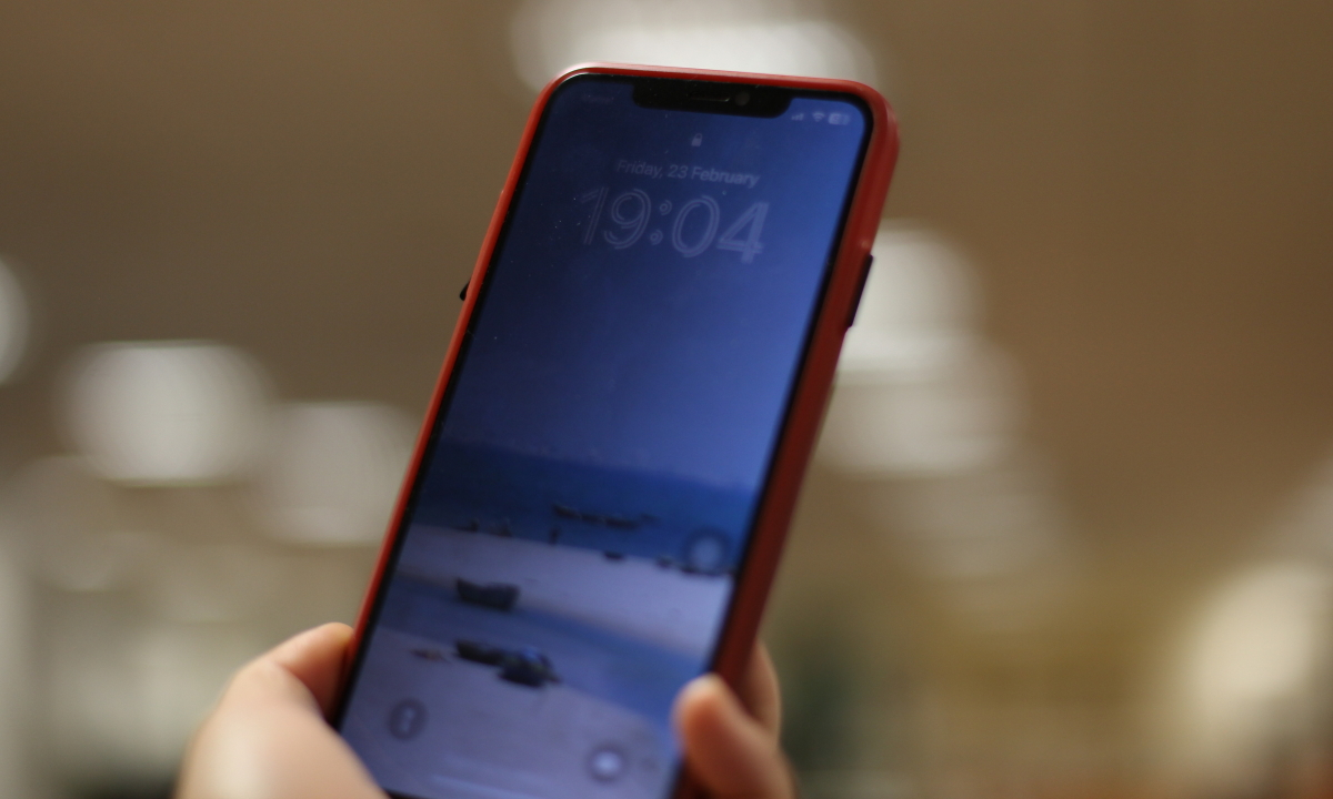 Người ngồi cạnh bạn tr&ecirc;n t&agrave;u điện c&oacute; thể đọc được tin nhắn của bạn v&agrave; đ&acirc;y l&agrave; c&aacute;ch Galaxy S26 Ultra ngăn điều đ&oacute; - Ảnh 2.