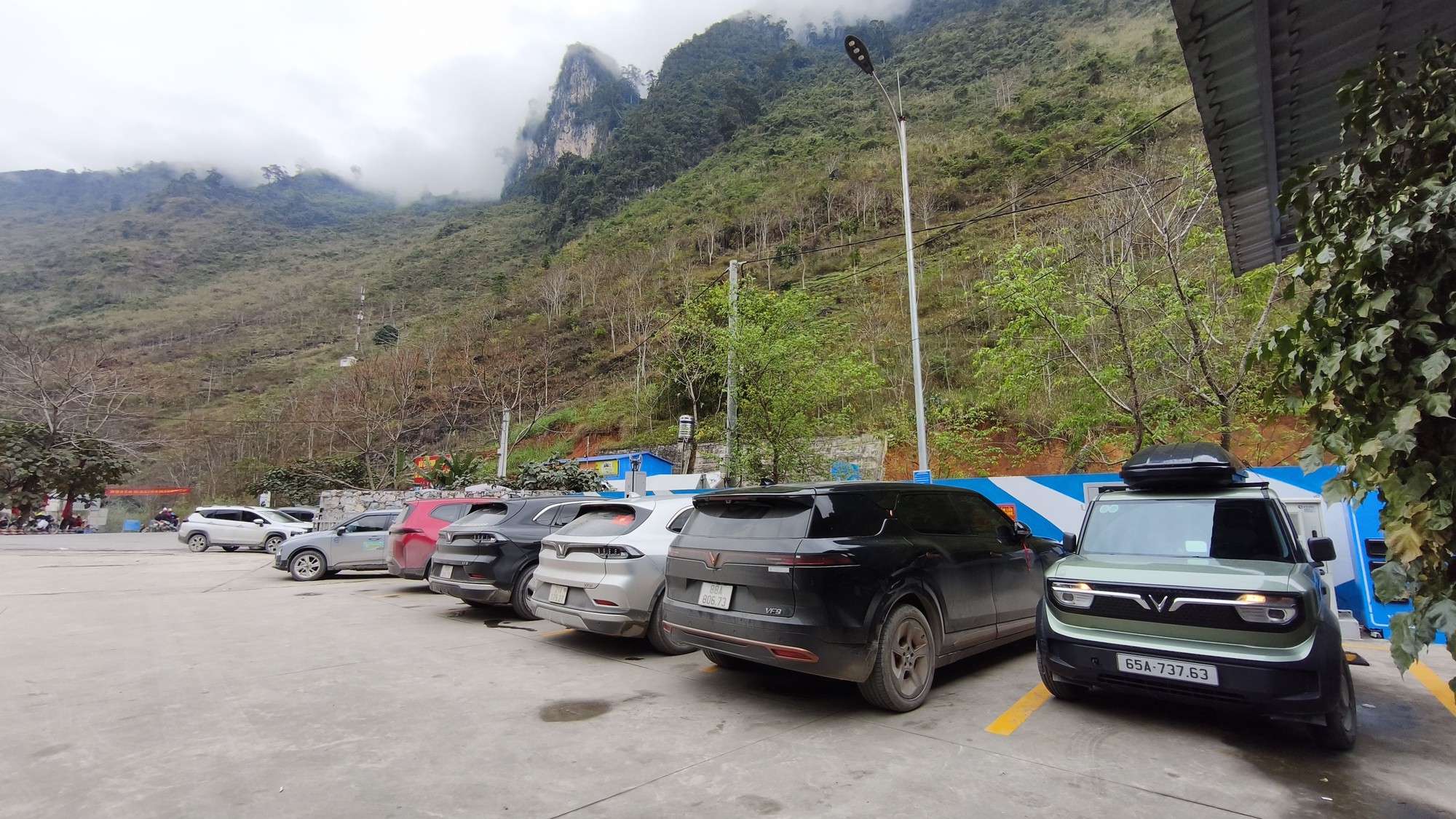 Xuy&ecirc;n Việt 5.500 km bằng VinFast VF 3: Sạc 53 lần, ngủ tr&ecirc;n xe thoải m&aacute;i, tiết kiệm hơn chục triệu v&agrave; vượt đ&egrave;o M&atilde; P&igrave; L&egrave;ng ngon ơ- Ảnh 3.