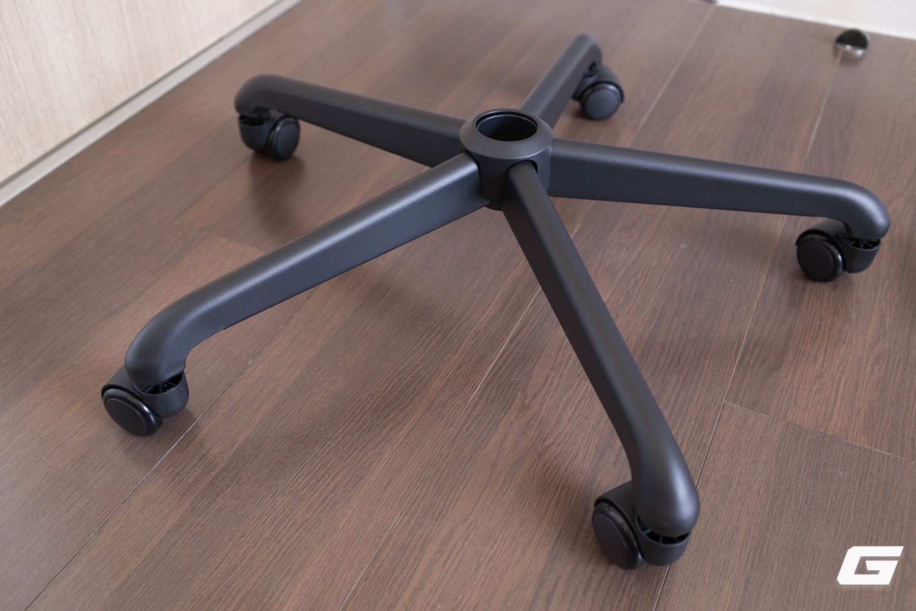 Sờ tận tay "rồng thần" Dragon Lore ngo&agrave;i đời thực với Razer Iskur V2 X CS2 Edition: - Ảnh 12.