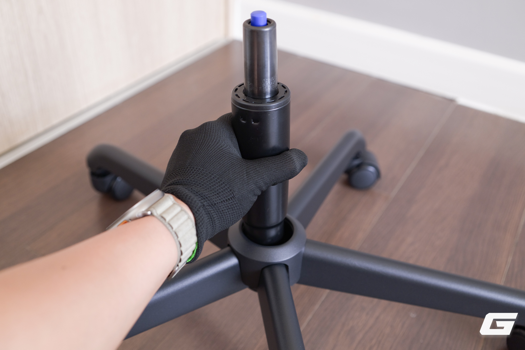 Sờ tận tay "rồng thần" Dragon Lore ngo&agrave;i đời thực với Razer Iskur V2 X CS2 Edition: - Ảnh 8.