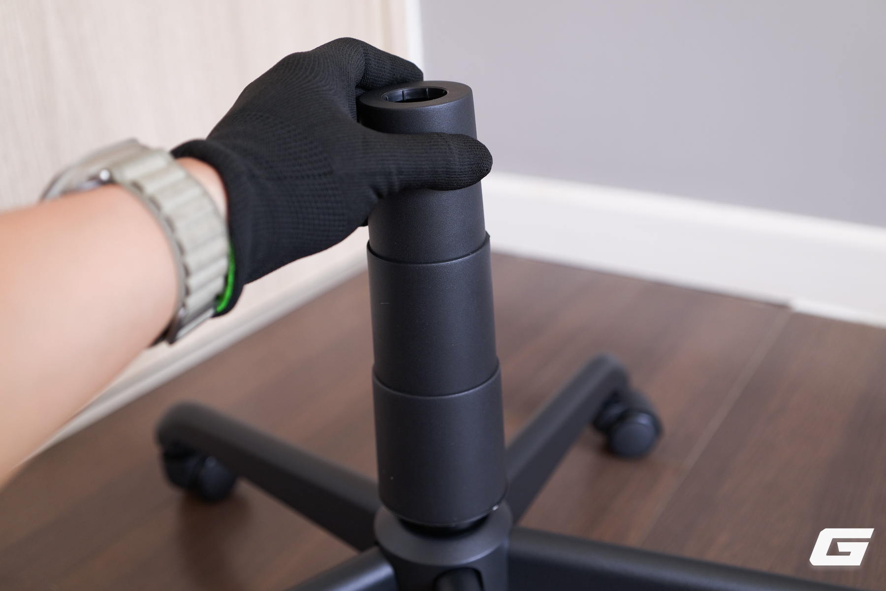 Sờ tận tay "rồng thần" Dragon Lore ngo&agrave;i đời thực với Razer Iskur V2 X CS2 Edition: - Ảnh 7.