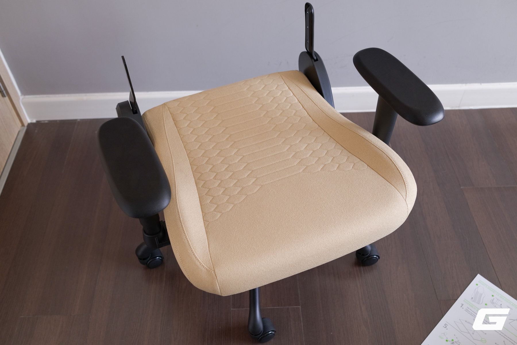 Sờ tận tay "rồng thần" Dragon Lore ngo&agrave;i đời thực với Razer Iskur V2 X CS2 Edition: - Ảnh 21.