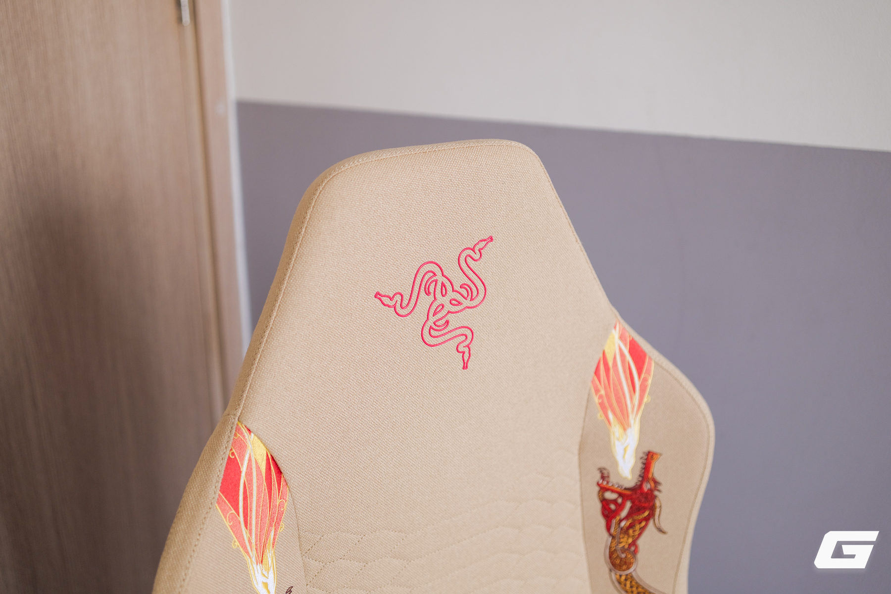 Sờ tận tay "rồng thần" Dragon Lore ngo&agrave;i đời thực với Razer Iskur V2 X CS2 Edition: - Ảnh 38.