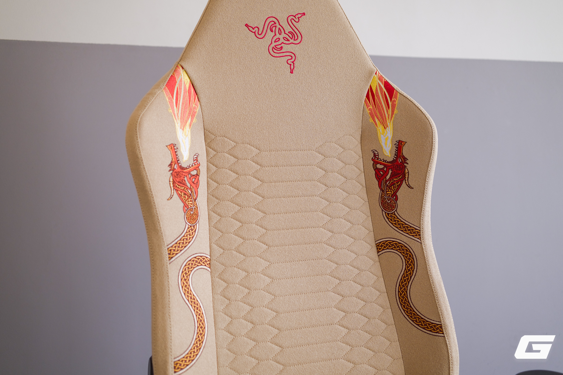 Sờ tận tay "rồng thần" Dragon Lore ngo&agrave;i đời thực với Razer Iskur V2 X CS2 Edition: - Ảnh 36.