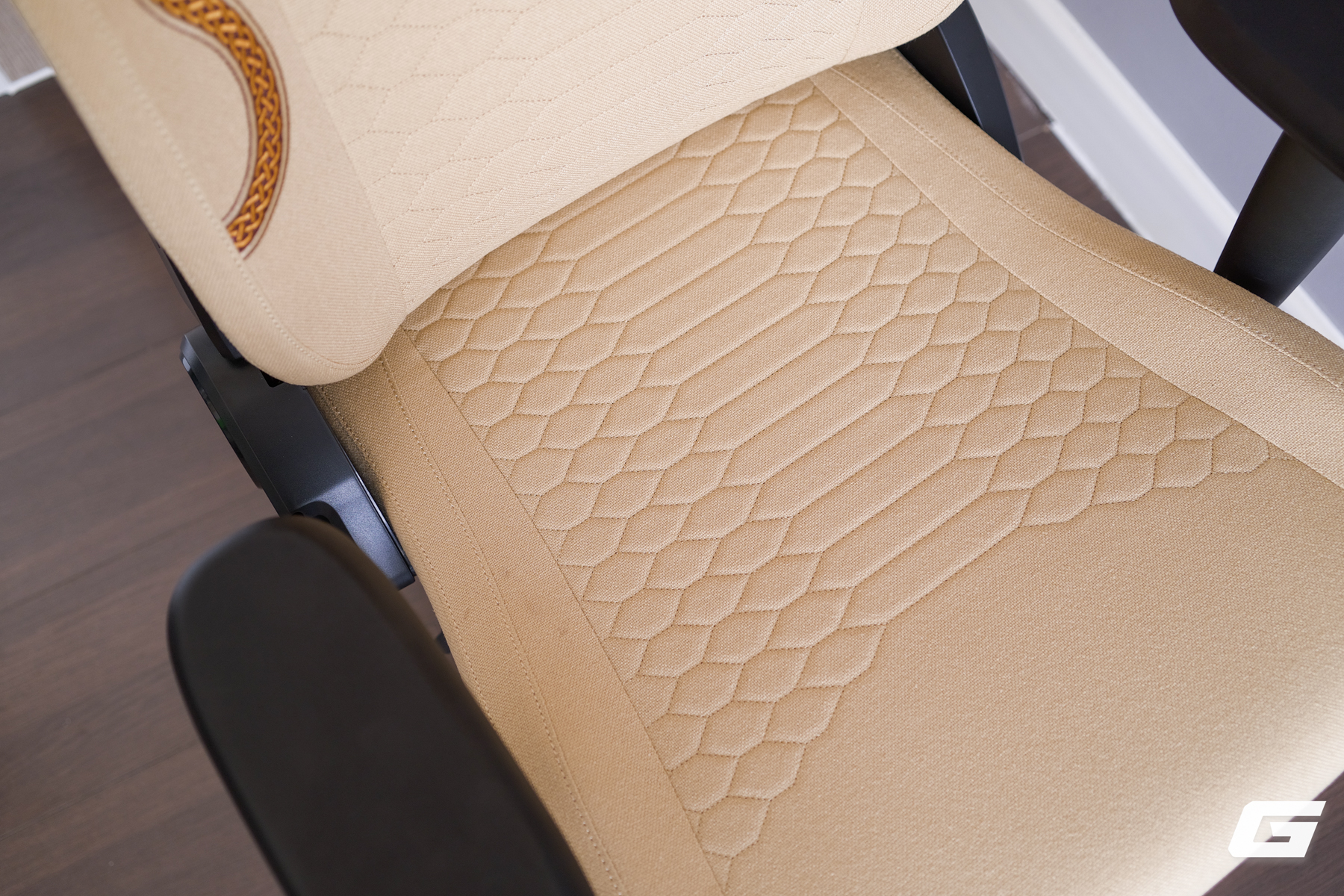 Sờ tận tay "rồng thần" Dragon Lore ngo&agrave;i đời thực với Razer Iskur V2 X CS2 Edition: - Ảnh 30.