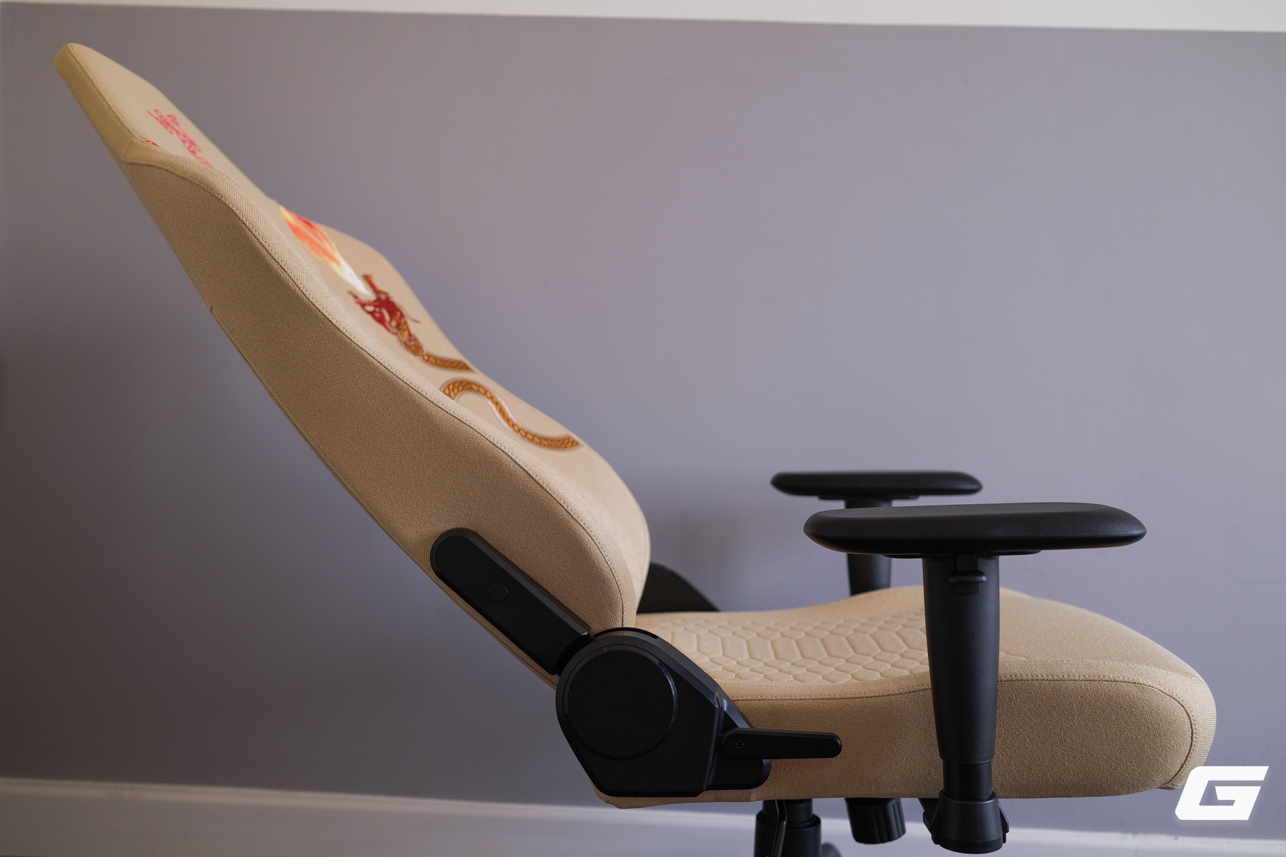 Sờ tận tay "rồng thần" Dragon Lore ngo&agrave;i đời thực với Razer Iskur V2 X CS2 Edition: - Ảnh 33.