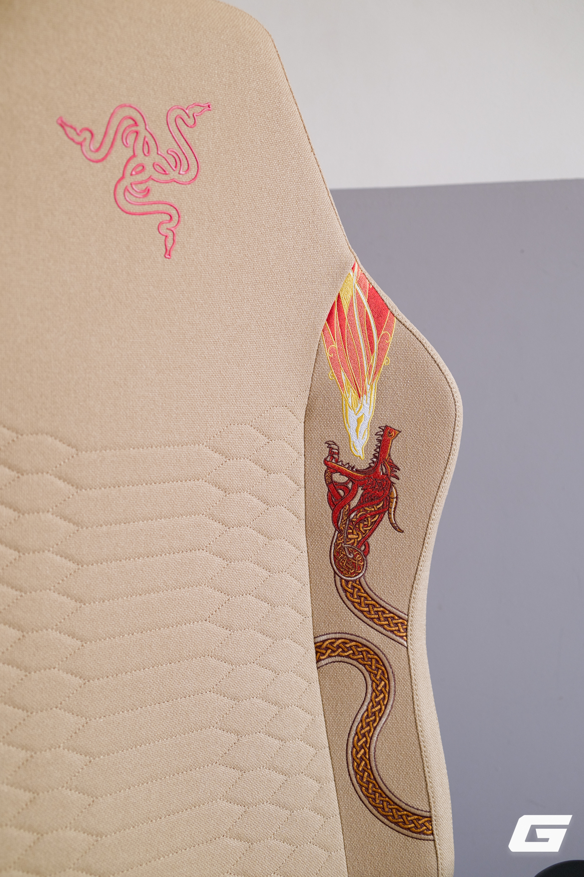 Sờ tận tay "rồng thần" Dragon Lore ngo&agrave;i đời thực với Razer Iskur V2 X CS2 Edition: - Ảnh 37.