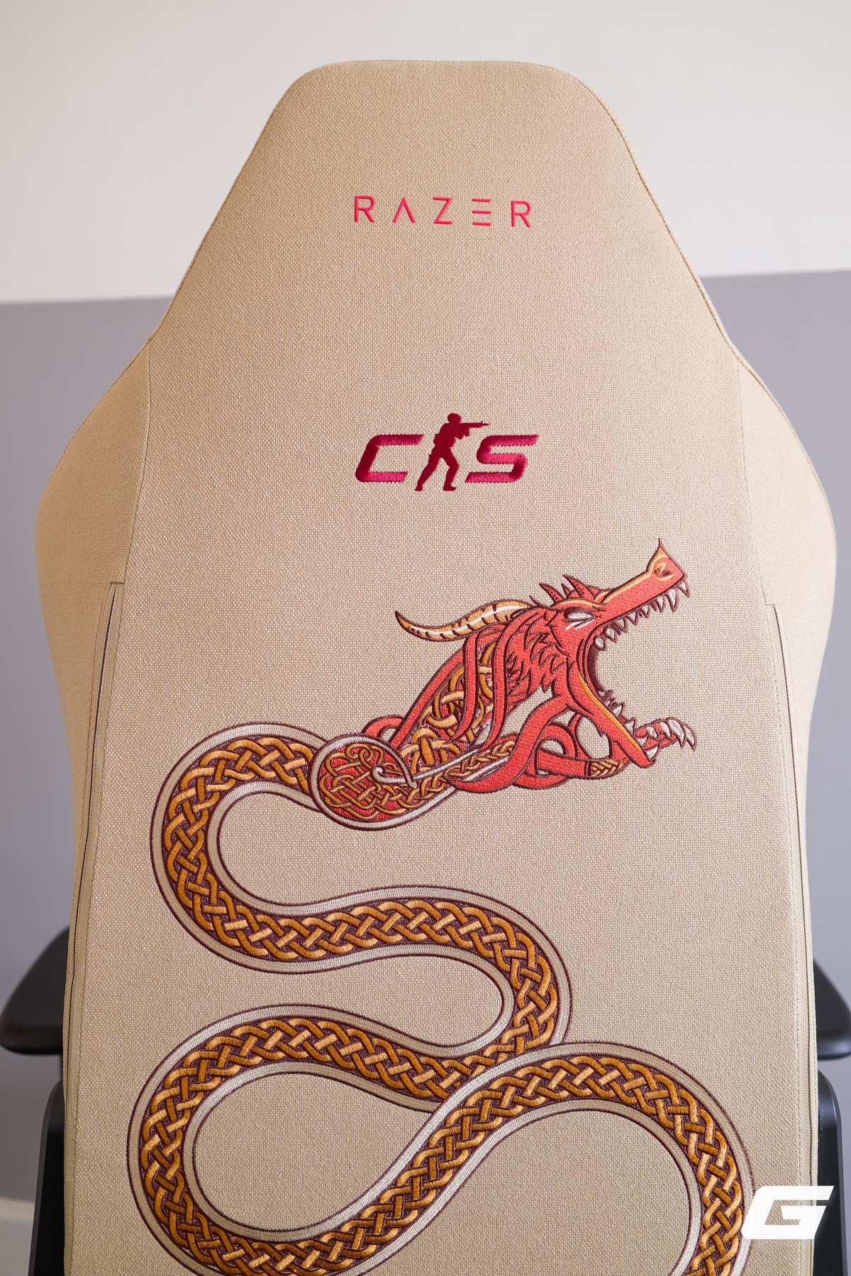 Sờ tận tay "rồng thần" Dragon Lore ngo&agrave;i đời thực với Razer Iskur V2 X CS2 Edition: - Ảnh 39.