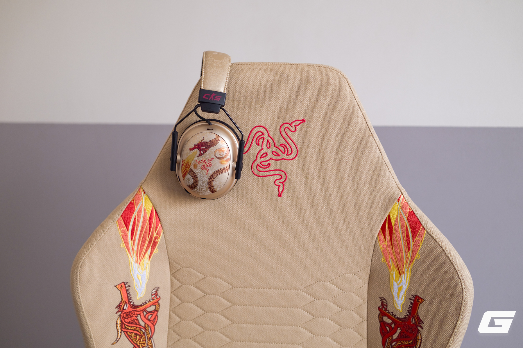 Sờ tận tay "rồng thần" Dragon Lore ngo&agrave;i đời thực với Razer Iskur V2 X CS2 Edition: - Ảnh 41.