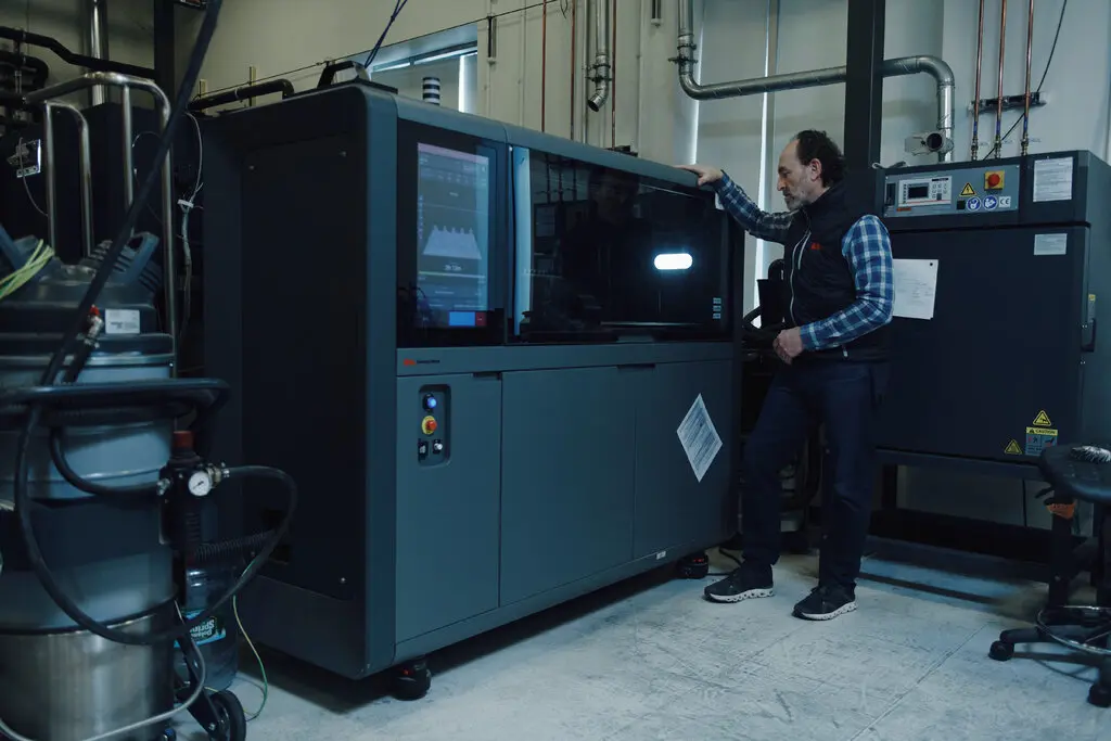 Từ kỳ l&acirc;n tỷ USD đến ph&aacute; sản: Đế chế in 3D Desktop Metal sụp đổ, giấc mơ &ldquo;c&aacute;ch mạng h&oacute;a sản xuất&rdquo; đổ vỡ khi đối mặt thực tế- Ảnh 1.