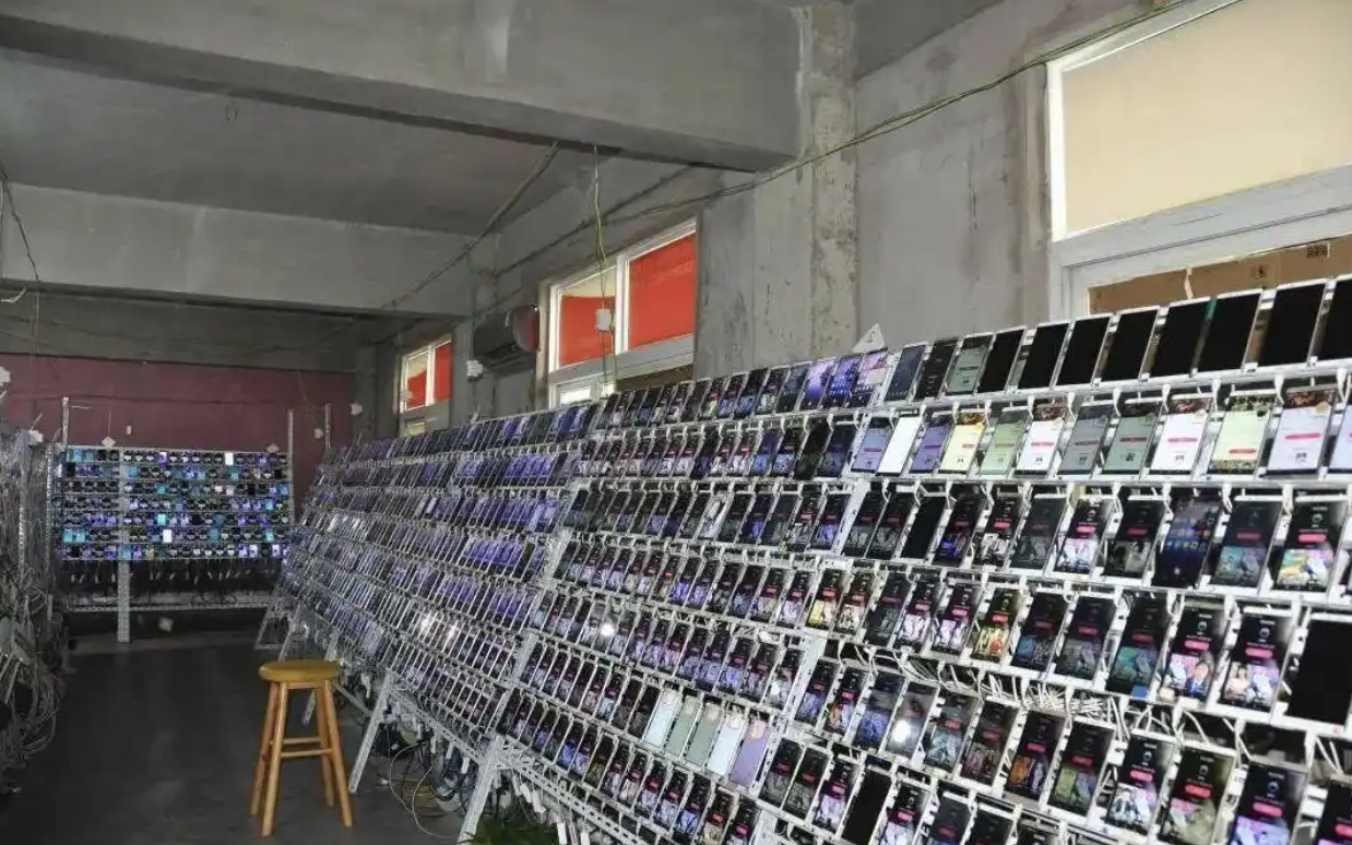 Thu giữ hơn 26.000 điện thoại, 34 tỷ đồng tiền mặt v&agrave; bắt khẩn cấp 24 người- Ảnh 1.