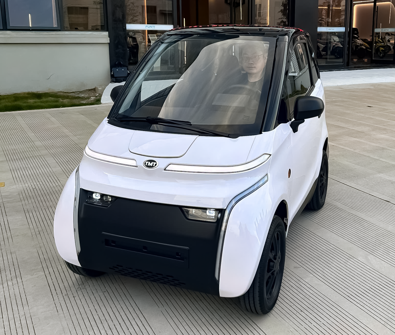 &Ocirc; t&ocirc; điện Việt Nam gi&aacute; từ 148 triệu đồng sắp ra mắt: Th&aacute;o pin như xe m&aacute;y, sạc được tại nh&agrave;, chạy gần 10 v&ograve;ng Hồ T&acirc;y mới hết pin- Ảnh 13.