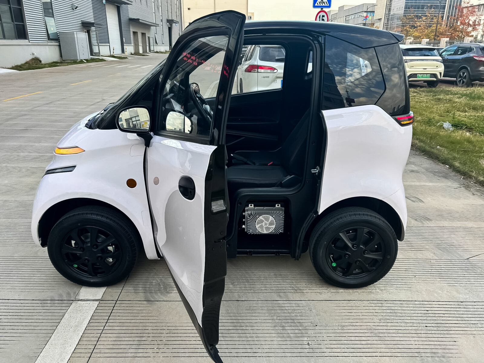 &Ocirc; t&ocirc; điện Việt Nam gi&aacute; từ 148 triệu đồng sắp ra mắt: Th&aacute;o pin như xe m&aacute;y, sạc được tại nh&agrave;, chạy gần 10 v&ograve;ng Hồ T&acirc;y mới hết pin- Ảnh 14.