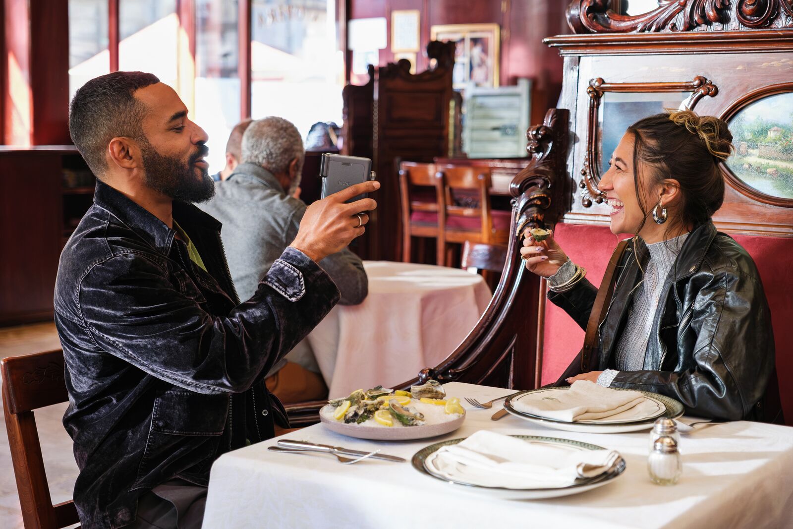 Bắt trọn từng cảm hứng c&ugrave;ng m&aacute;y ảnh lấy liền instax&trade; - Ảnh 1.